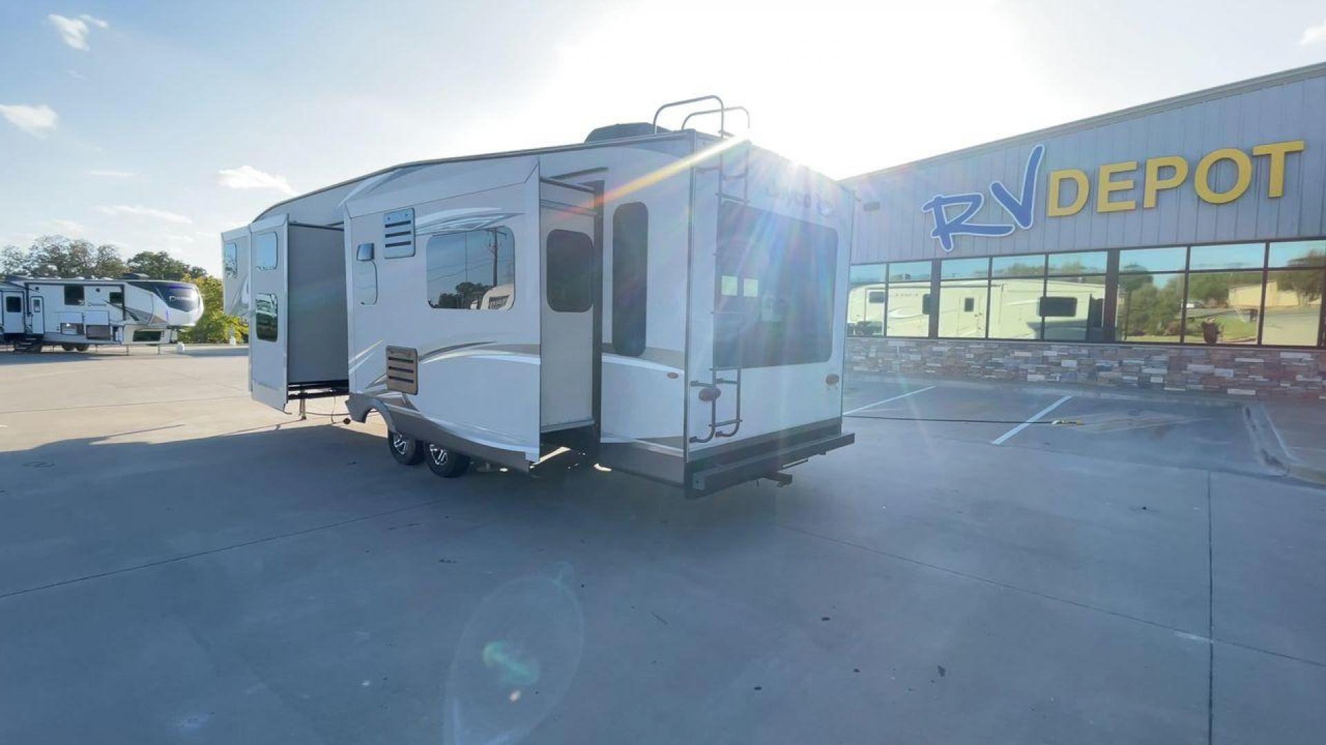 2017 JAYCO EAGLE 30.5MBOK (1UJCJ0BT4H1) , Length: 37 ft. | Dry Weight: 9,635 lbs. | Gross Weight: 11,950 lbs. | Slides: 4 transmission, located at 4319 N Main Street, Cleburne, TX, 76033, (817) 221-0660, 32.435829, -97.384178 - The 2017 Jayco Eagle 30.5MBOK is a mid-profile fifth wheel that combines family-friendly design with high-quality construction. This model is spacious and versatile, featuring multiple sleeping areas, an outdoor kitchen, and luxury touches, making it a great choice for families or couples who enjoy - Photo#7