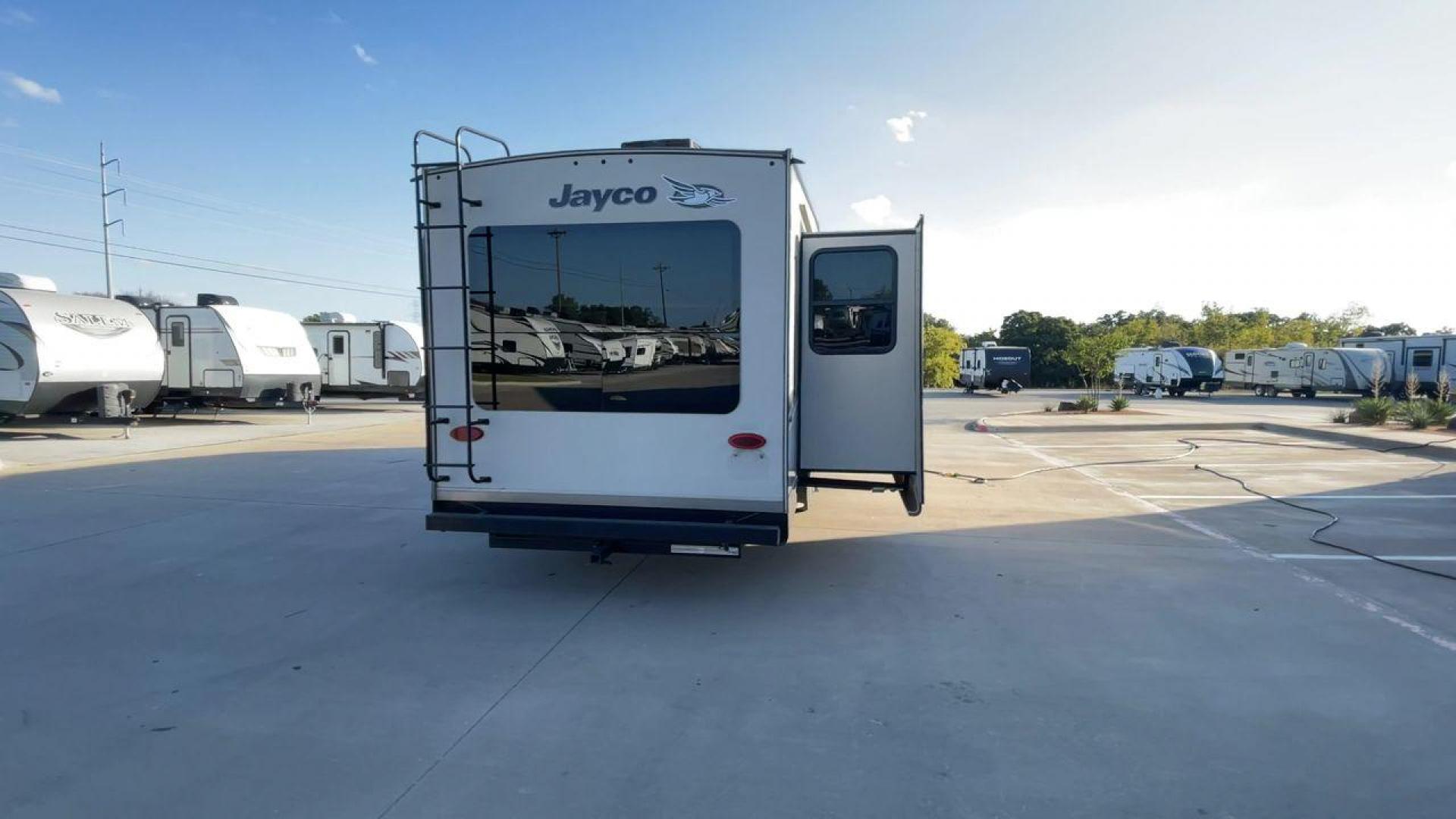 2017 JAYCO EAGLE 30.5MBOK (1UJCJ0BT4H1) , Length: 37 ft. | Dry Weight: 9,635 lbs. | Gross Weight: 11,950 lbs. | Slides: 4 transmission, located at 4319 N Main Street, Cleburne, TX, 76033, (817) 221-0660, 32.435829, -97.384178 - The 2017 Jayco Eagle 30.5MBOK is a mid-profile fifth wheel that combines family-friendly design with high-quality construction. This model is spacious and versatile, featuring multiple sleeping areas, an outdoor kitchen, and luxury touches, making it a great choice for families or couples who enjoy - Photo#8