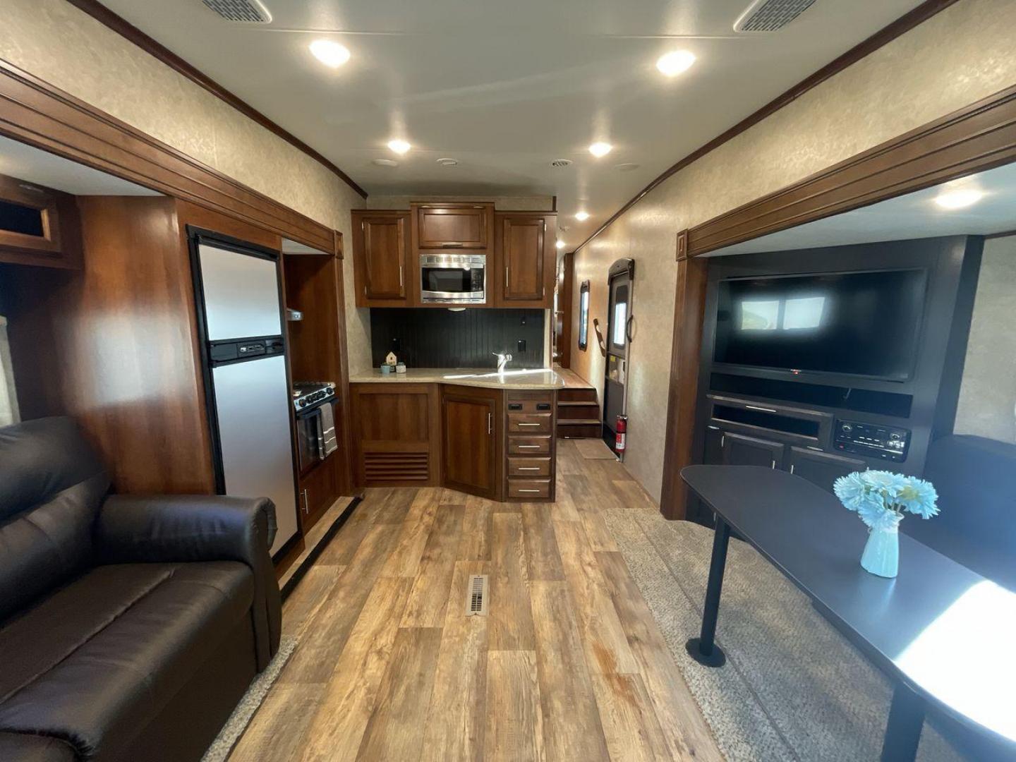 2017 JAYCO EAGLE 30.5MBOK (1UJCJ0BT4H1) , Length: 37 ft. | Dry Weight: 9,635 lbs. | Gross Weight: 11,950 lbs. | Slides: 4 transmission, located at 4319 N Main Street, Cleburne, TX, 76033, (817) 221-0660, 32.435829, -97.384178 - The 2017 Jayco Eagle 30.5MBOK is a mid-profile fifth wheel that combines family-friendly design with high-quality construction. This model is spacious and versatile, featuring multiple sleeping areas, an outdoor kitchen, and luxury touches, making it a great choice for families or couples who enjoy - Photo#13