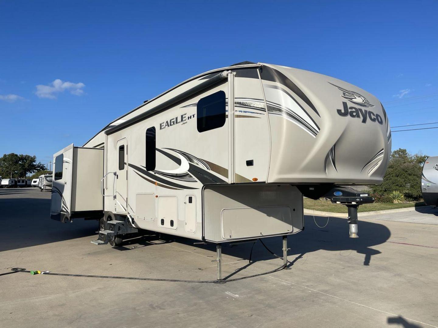 2017 JAYCO EAGLE 30.5MBOK (1UJCJ0BT4H1) , Length: 37 ft. | Dry Weight: 9,635 lbs. | Gross Weight: 11,950 lbs. | Slides: 4 transmission, located at 4319 N Main Street, Cleburne, TX, 76033, (817) 221-0660, 32.435829, -97.384178 - The 2017 Jayco Eagle 30.5MBOK is a mid-profile fifth wheel that combines family-friendly design with high-quality construction. This model is spacious and versatile, featuring multiple sleeping areas, an outdoor kitchen, and luxury touches, making it a great choice for families or couples who enjoy - Photo#23