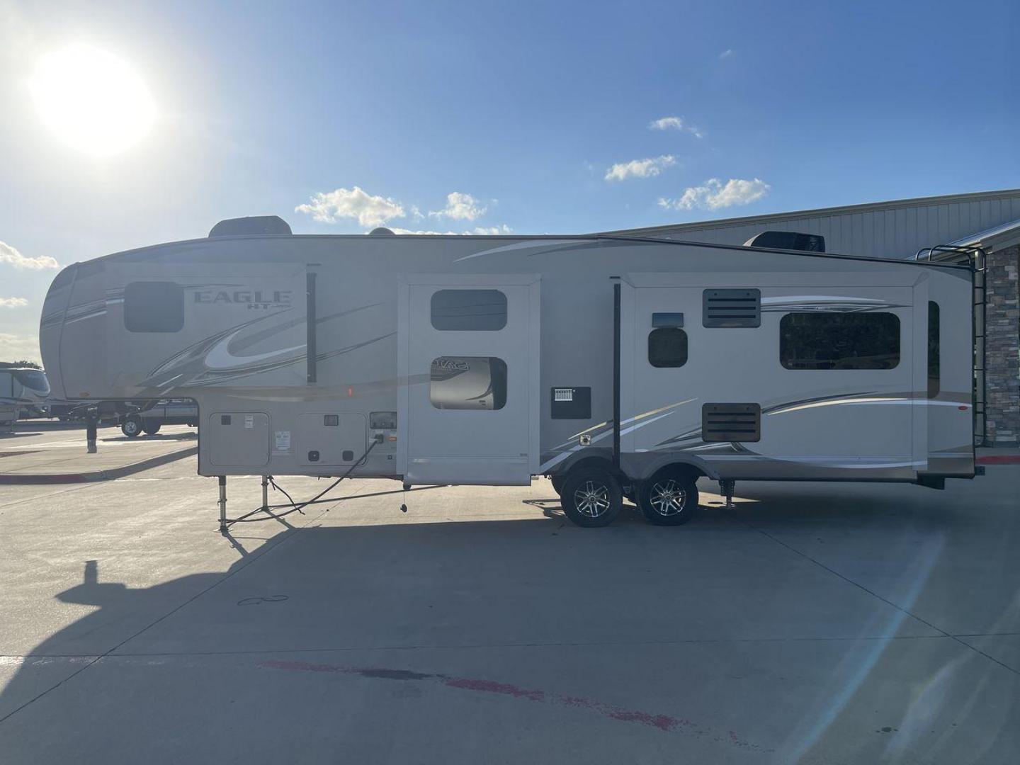 2017 JAYCO EAGLE 30.5MBOK (1UJCJ0BT4H1) , Length: 37 ft. | Dry Weight: 9,635 lbs. | Gross Weight: 11,950 lbs. | Slides: 4 transmission, located at 4319 N Main Street, Cleburne, TX, 76033, (817) 221-0660, 32.435829, -97.384178 - The 2017 Jayco Eagle 30.5MBOK is a mid-profile fifth wheel that combines family-friendly design with high-quality construction. This model is spacious and versatile, featuring multiple sleeping areas, an outdoor kitchen, and luxury touches, making it a great choice for families or couples who enjoy - Photo#24