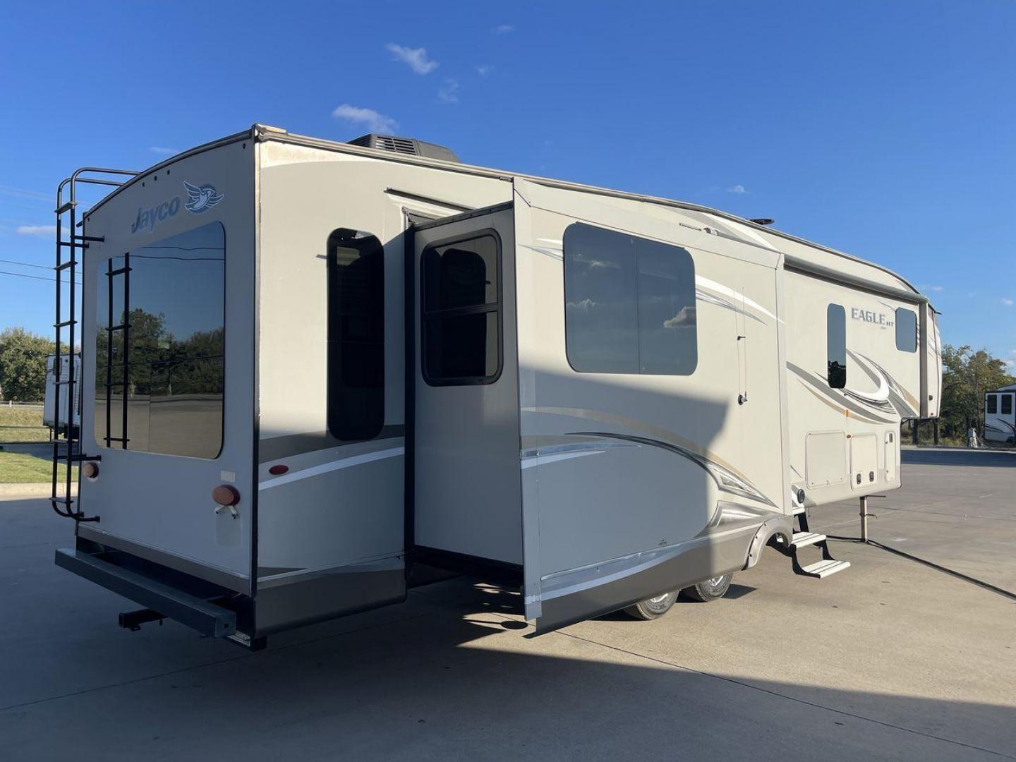 2017 JAYCO EAGLE 30.5MBOK (1UJCJ0BT4H1) , Length: 37 ft. | Dry Weight: 9,635 lbs. | Gross Weight: 11,950 lbs. | Slides: 4 transmission, located at 4319 N Main Street, Cleburne, TX, 76033, (817) 221-0660, 32.435829, -97.384178 - The 2017 Jayco Eagle 30.5MBOK is a mid-profile fifth wheel that combines family-friendly design with high-quality construction. This model is spacious and versatile, featuring multiple sleeping areas, an outdoor kitchen, and luxury touches, making it a great choice for families or couples who enjoy - Photo#25