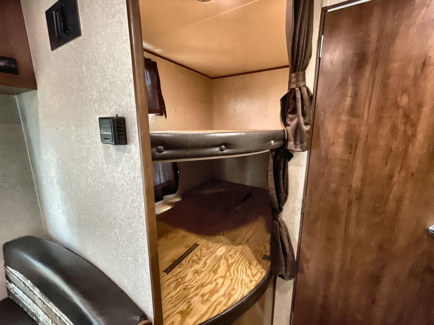 2017 JAYCO JAYFLIGHT 264BH (1UJBJ0BN3H1) , located at 4319 N Main Street, Cleburne, TX, 76033, (817) 221-0660, 32.435829, -97.384178 - Photo#18