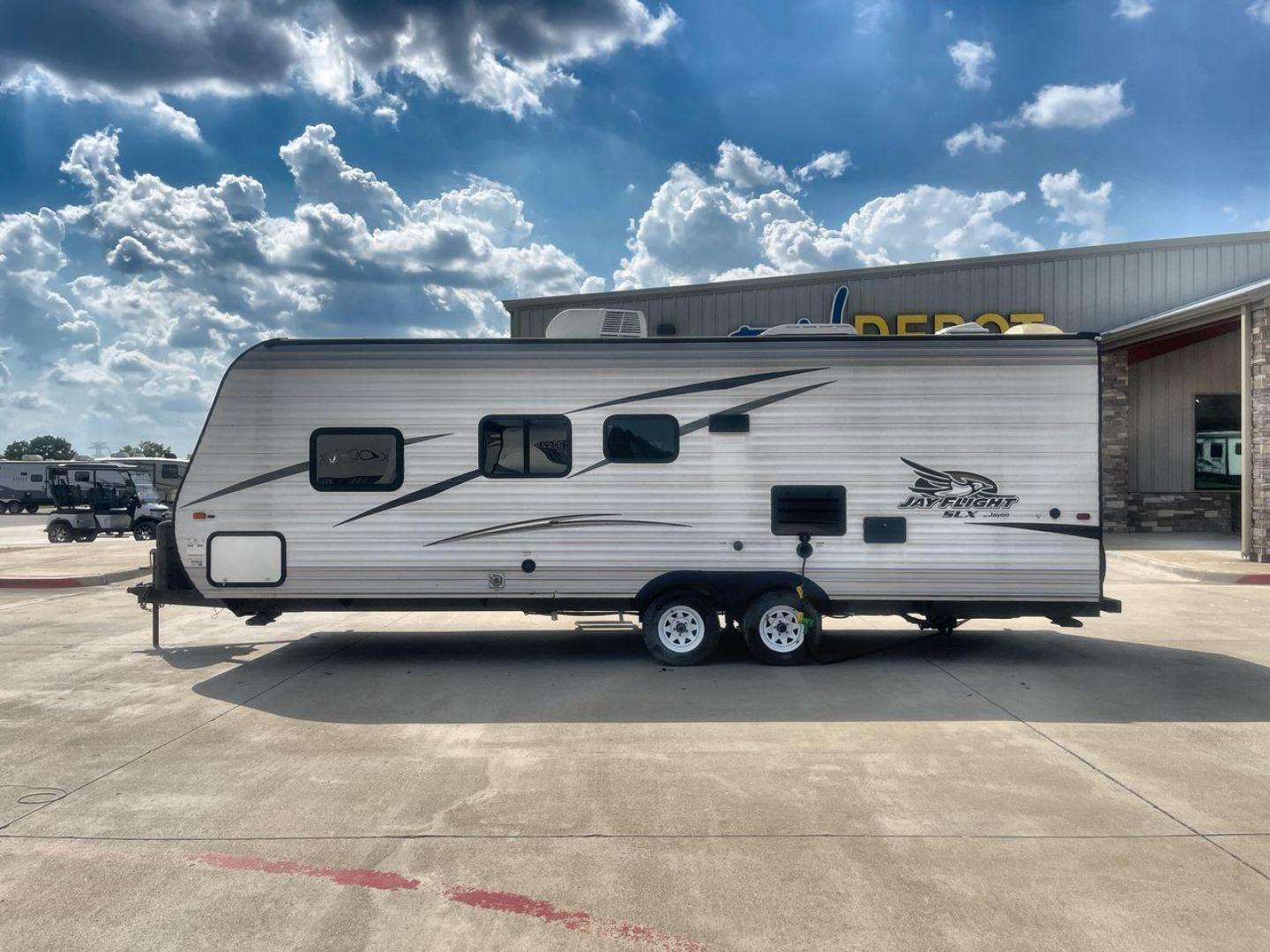 2017 JAYCO JAYFLIGHT 264BH (1UJBJ0BN3H1) , located at 4319 N Main Street, Cleburne, TX, 76033, (817) 221-0660, 32.435829, -97.384178 - Photo#23