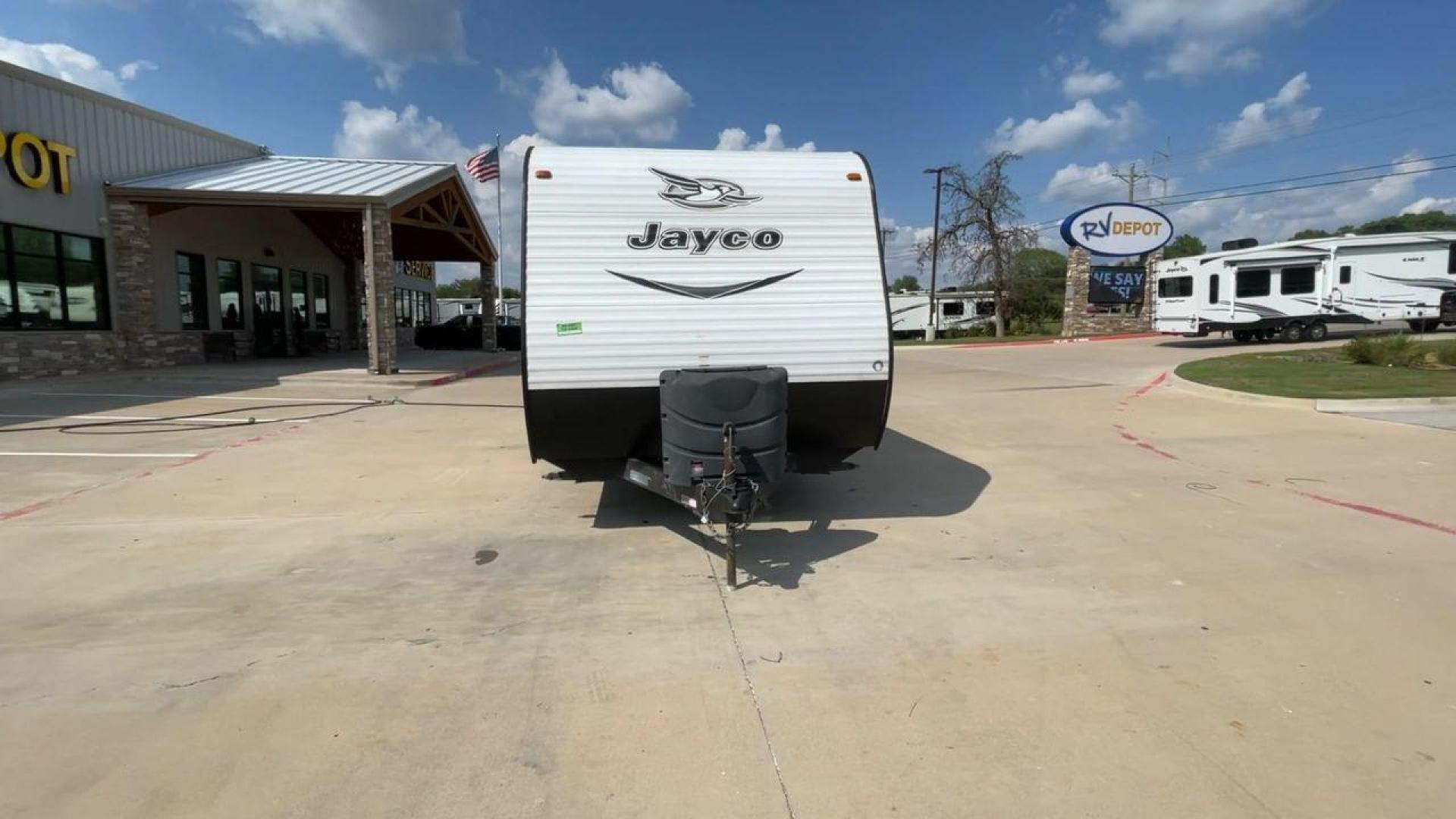 2017 JAYCO JAYFLIGHT 264BH (1UJBJ0BN3H1) , located at 4319 N Main Street, Cleburne, TX, 76033, (817) 221-0660, 32.435829, -97.384178 - Photo#4