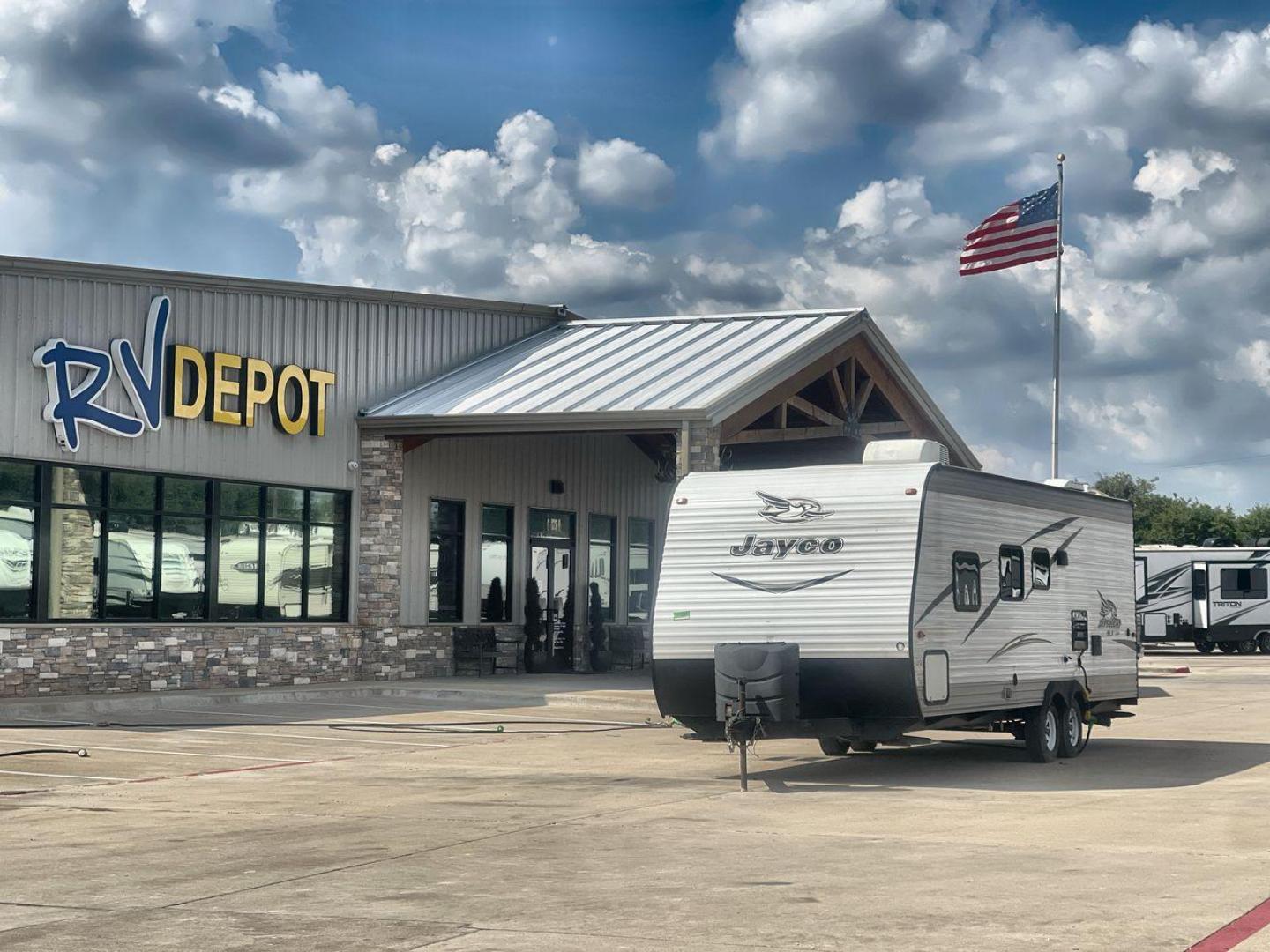 2017 JAYCO JAYFLIGHT 264BH (1UJBJ0BN3H1) , located at 4319 N Main Street, Cleburne, TX, 76033, (817) 221-0660, 32.435829, -97.384178 - The 2017 Jayco Jay Flight 264BH is a well-designed and practical travel trailer. It is ideal for families or groups looking to enjoy the great outdoors with all the comforts of home. This unit is lightweight and easy to tow, yet offers ample space for up to 8 people. The exterior is sleek with alumi - Photo#0