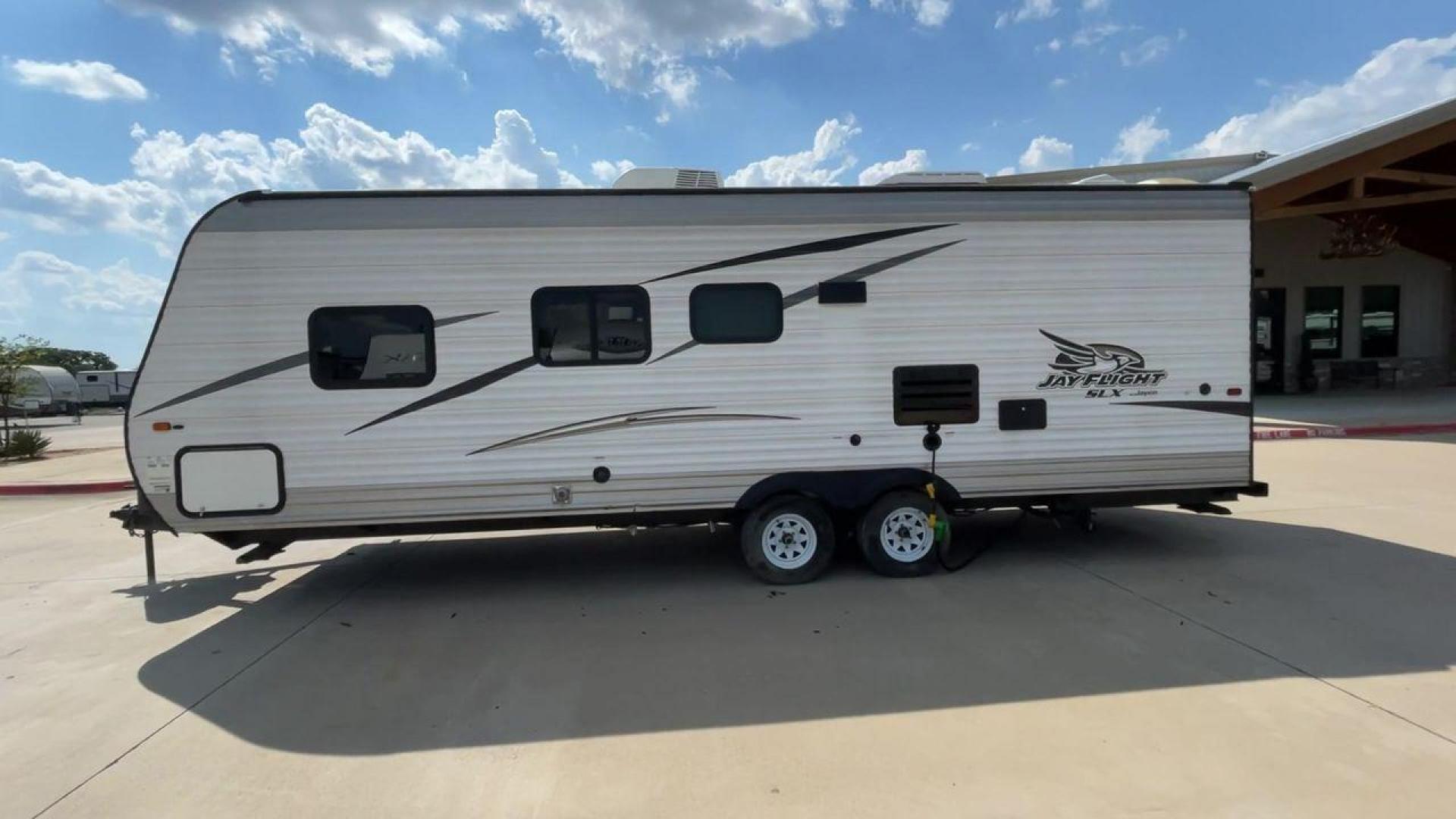 2017 JAYCO JAYFLIGHT 264BH (1UJBJ0BN3H1) , located at 4319 N Main Street, Cleburne, TX, 76033, (817) 221-0660, 32.435829, -97.384178 - The 2017 Jayco Jay Flight 264BH is a well-designed and practical travel trailer. It is ideal for families or groups looking to enjoy the great outdoors with all the comforts of home. This unit is lightweight and easy to tow, yet offers ample space for up to 8 people. The exterior is sleek with alumi - Photo#6