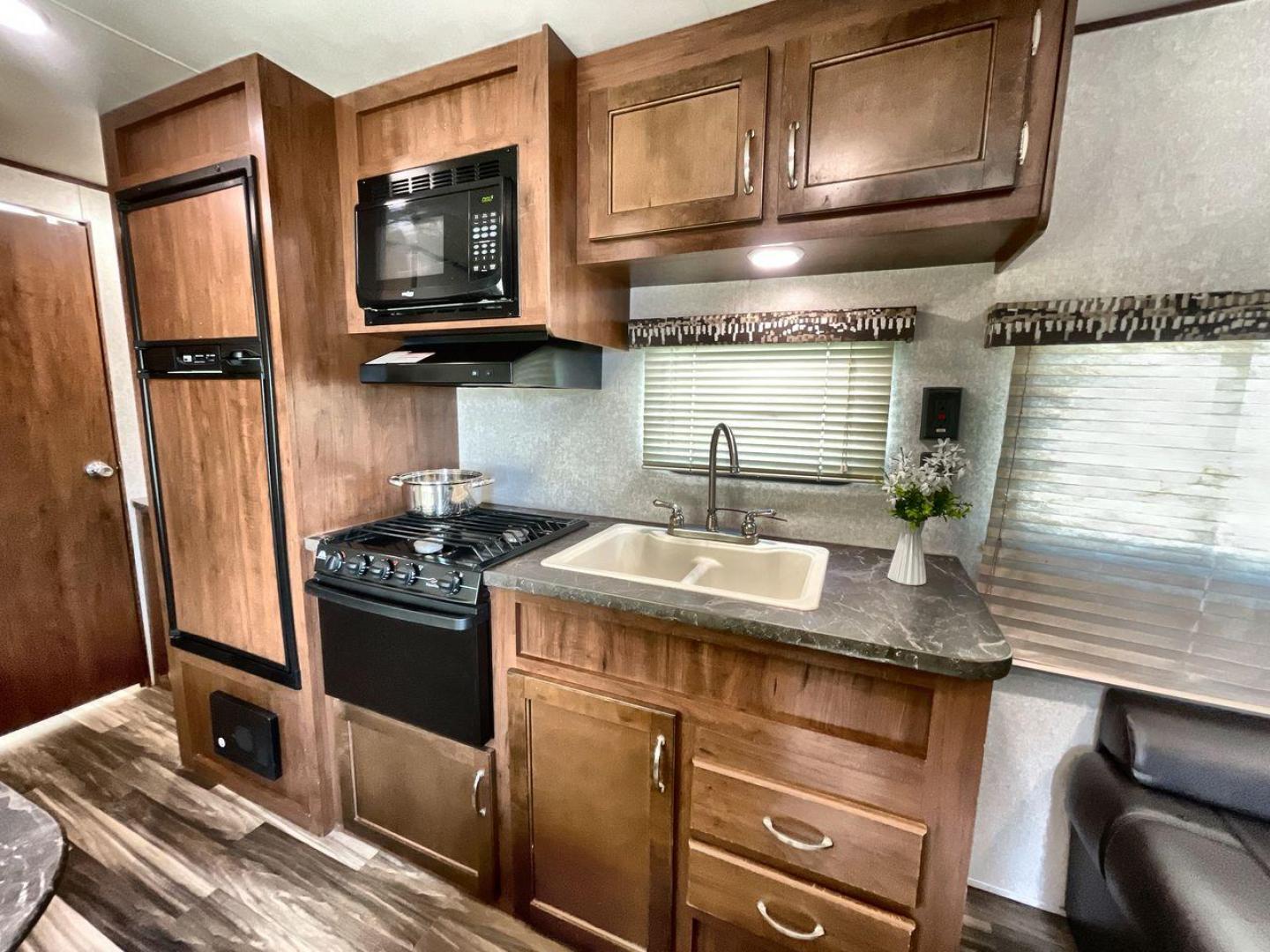 2017 JAYCO JAYFLIGHT 264BH (1UJBJ0BN3H1) , located at 4319 N Main Street, Cleburne, TX, 76033, (817) 221-0660, 32.435829, -97.384178 - The 2017 Jayco Jay Flight 264BH is a well-designed and practical travel trailer. It is ideal for families or groups looking to enjoy the great outdoors with all the comforts of home. This unit is lightweight and easy to tow, yet offers ample space for up to 8 people. The exterior is sleek with alumi - Photo#10