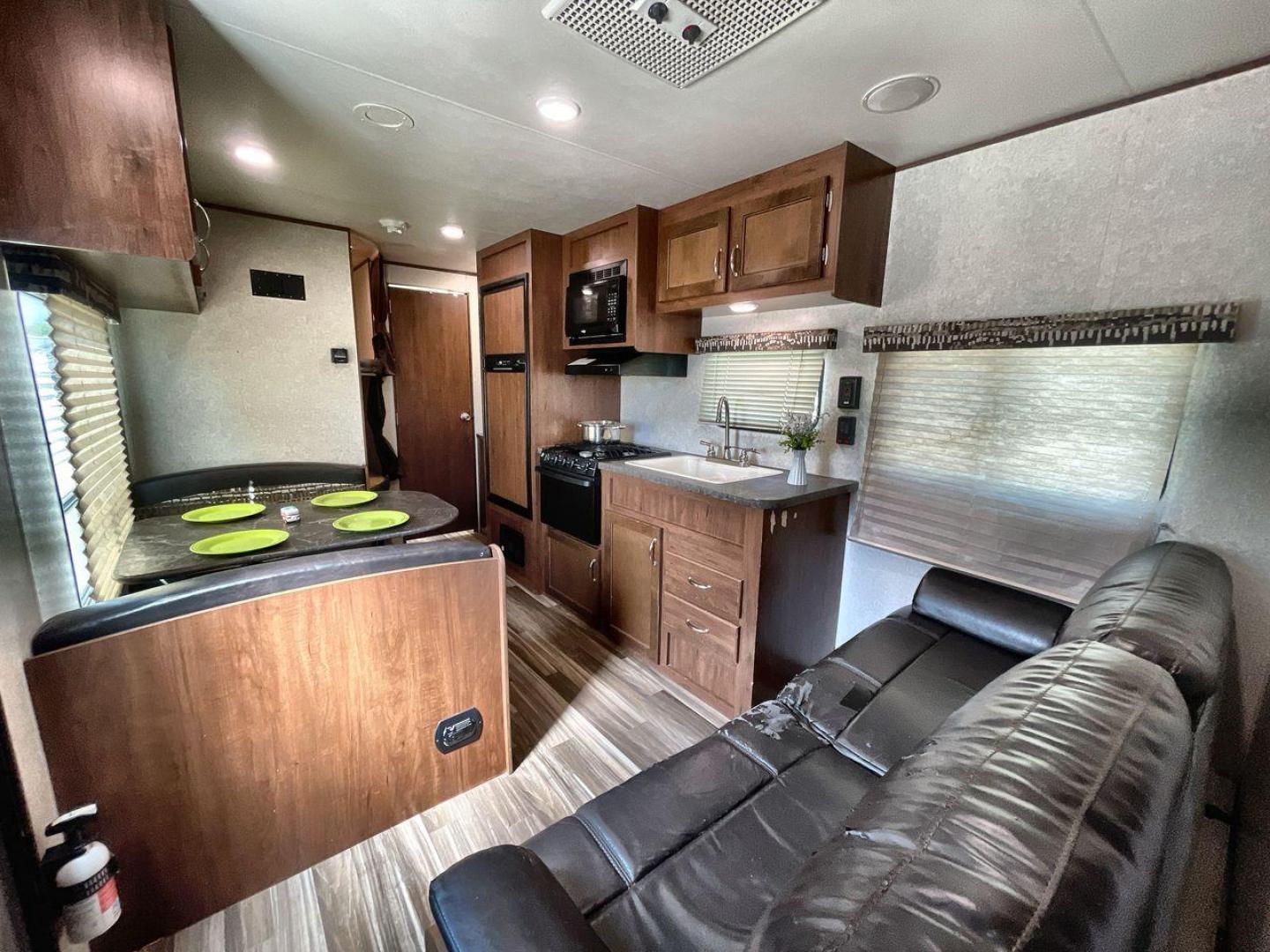 2017 JAYCO JAYFLIGHT 264BH (1UJBJ0BN3H1) , located at 4319 N Main Street, Cleburne, TX, 76033, (817) 221-0660, 32.435829, -97.384178 - The 2017 Jayco Jay Flight 264BH is a well-designed and practical travel trailer. It is ideal for families or groups looking to enjoy the great outdoors with all the comforts of home. This unit is lightweight and easy to tow, yet offers ample space for up to 8 people. The exterior is sleek with alumi - Photo#12