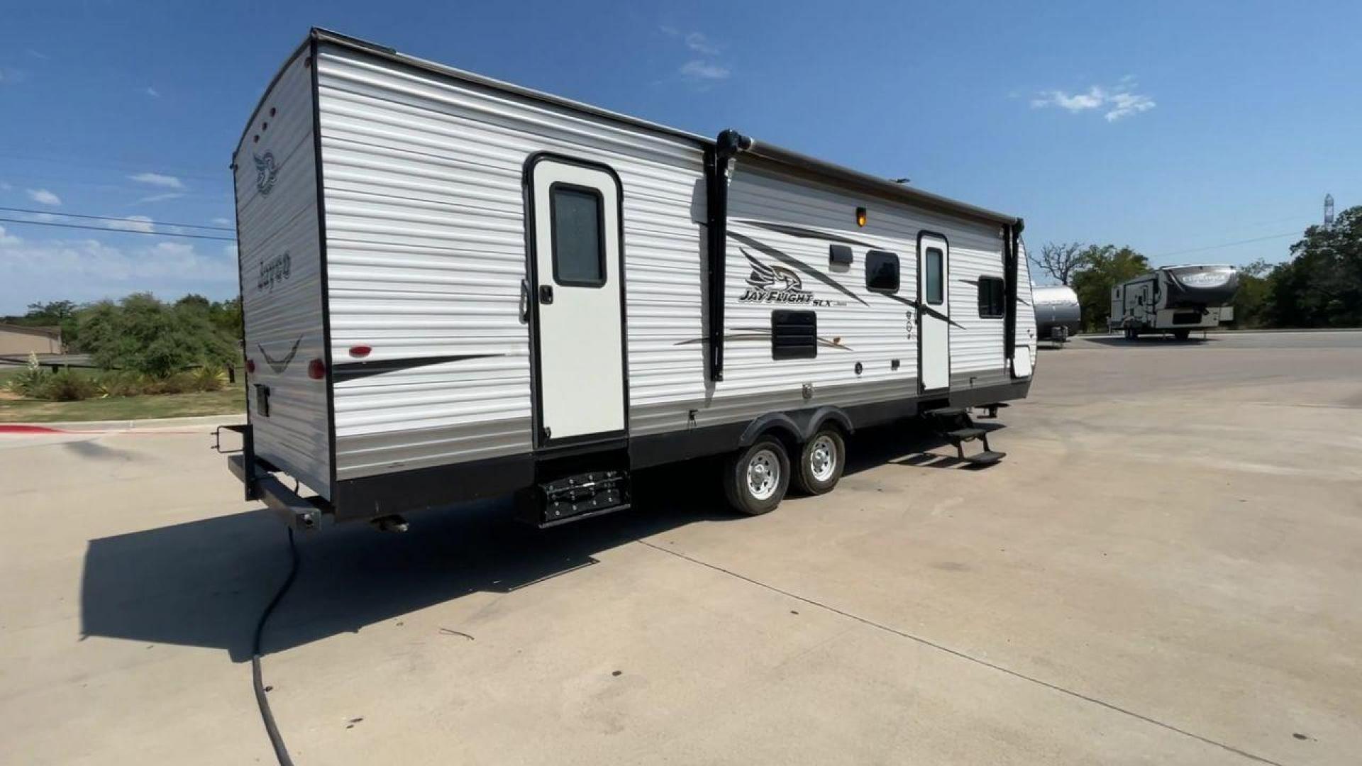 2017 WHITE JAYCO JAYFLIGHT 28BHBE (1UJBJ0BR8H1) , Length: 33.42 ft. | Dry Weight: 6,510 lbs. | Gross Weight: 9,250 lbs. | Slides: 1 transmission, located at 4319 N Main Street, Cleburne, TX, 76033, (817) 221-0660, 32.435829, -97.384178 - The 2017 Jayco Jay Flight 28BHBE is a dual-axle steel wheel set-up measuring 33.42 ft. in length. It has a dry weight of 6,510 lbs. and a GVWR of 9,250 lbs. It is made of wood and aluminum. It has 1 slide and it can sleep up to 10 people. Starting at the back of the trailer, we have a bunkhouse o - Photo#1