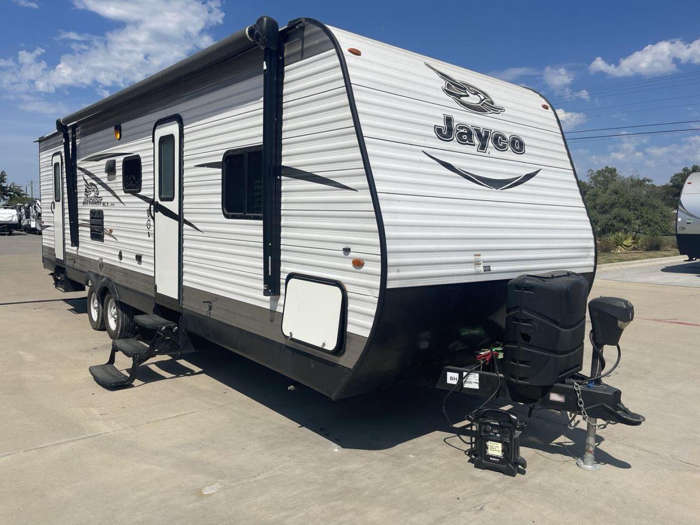 2017 WHITE JAYCO JAYFLIGHT 28BHBE (1UJBJ0BR8H1) , Length: 33.42 ft. | Dry Weight: 6,510 lbs. | Gross Weight: 9,250 lbs. | Slides: 1 transmission, located at 4319 N Main Street, Cleburne, TX, 76033, (817) 221-0660, 32.435829, -97.384178 - The 2017 Jayco Jay Flight 28BHBE is a dual-axle steel wheel set-up measuring 33.42 ft. in length. It has a dry weight of 6,510 lbs. and a GVWR of 9,250 lbs. It is made of wood and aluminum. It has 1 slide and it can sleep up to 10 people. Starting at the back of the trailer, we have a bunkhouse o - Photo#22