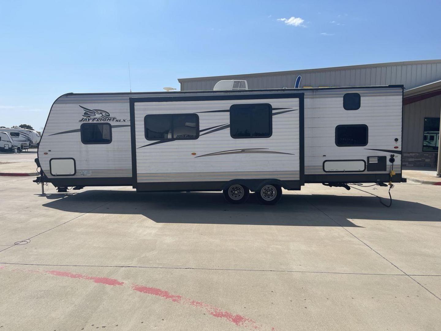 2017 WHITE JAYCO JAYFLIGHT 28BHBE (1UJBJ0BR8H1) , Length: 33.42 ft. | Dry Weight: 6,510 lbs. | Gross Weight: 9,250 lbs. | Slides: 1 transmission, located at 4319 N Main Street, Cleburne, TX, 76033, (817) 221-0660, 32.435829, -97.384178 - The 2017 Jayco Jay Flight 28BHBE is a dual-axle steel wheel set-up measuring 33.42 ft. in length. It has a dry weight of 6,510 lbs. and a GVWR of 9,250 lbs. It is made of wood and aluminum. It has 1 slide and it can sleep up to 10 people. Starting at the back of the trailer, we have a bunkhouse o - Photo#23