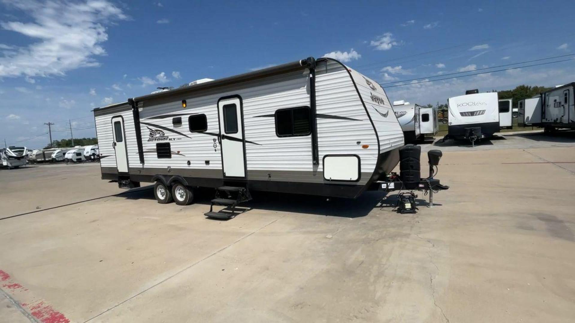 2017 WHITE JAYCO JAYFLIGHT 28BHBE (1UJBJ0BR8H1) , Length: 33.42 ft. | Dry Weight: 6,510 lbs. | Gross Weight: 9,250 lbs. | Slides: 1 transmission, located at 4319 N Main Street, Cleburne, TX, 76033, (817) 221-0660, 32.435829, -97.384178 - The 2017 Jayco Jay Flight 28BHBE is a dual-axle steel wheel set-up measuring 33.42 ft. in length. It has a dry weight of 6,510 lbs. and a GVWR of 9,250 lbs. It is made of wood and aluminum. It has 1 slide and it can sleep up to 10 people. Starting at the back of the trailer, we have a bunkhouse o - Photo#3