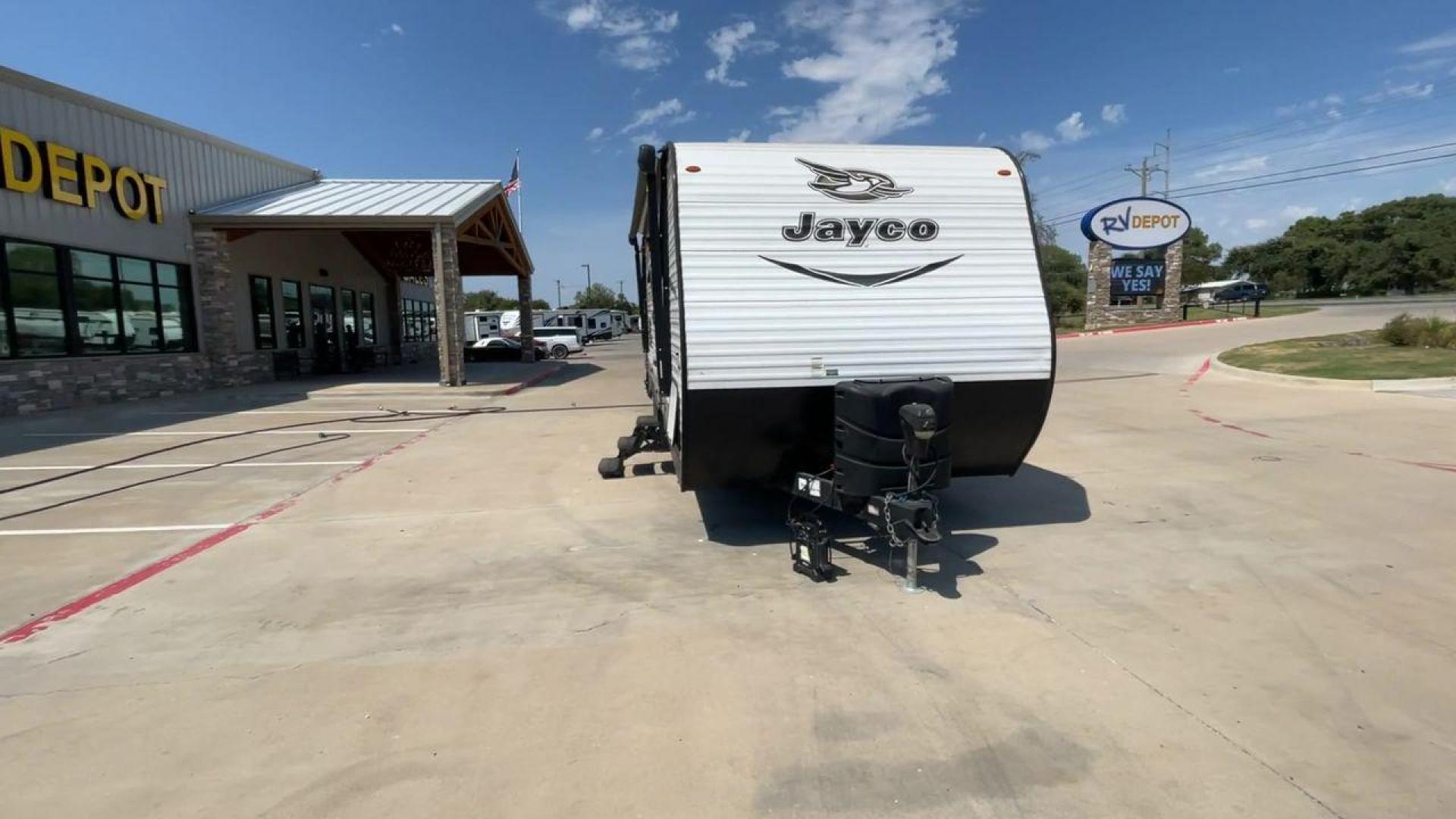 2017 WHITE JAYCO JAYFLIGHT 28BHBE (1UJBJ0BR8H1) , Length: 33.42 ft. | Dry Weight: 6,510 lbs. | Gross Weight: 9,250 lbs. | Slides: 1 transmission, located at 4319 N Main Street, Cleburne, TX, 76033, (817) 221-0660, 32.435829, -97.384178 - The 2017 Jayco Jay Flight 28BHBE is a dual-axle steel wheel set-up measuring 33.42 ft. in length. It has a dry weight of 6,510 lbs. and a GVWR of 9,250 lbs. It is made of wood and aluminum. It has 1 slide and it can sleep up to 10 people. Starting at the back of the trailer, we have a bunkhouse o - Photo#4