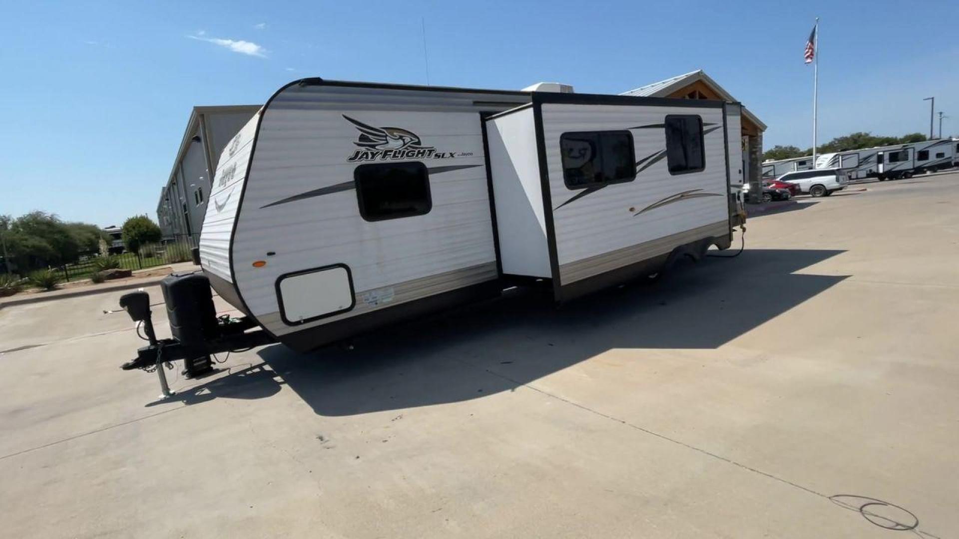 2017 WHITE JAYCO JAYFLIGHT 28BHBE (1UJBJ0BR8H1) , Length: 33.42 ft. | Dry Weight: 6,510 lbs. | Gross Weight: 9,250 lbs. | Slides: 1 transmission, located at 4319 N Main Street, Cleburne, TX, 76033, (817) 221-0660, 32.435829, -97.384178 - The 2017 Jayco Jay Flight 28BHBE is a dual-axle steel wheel set-up measuring 33.42 ft. in length. It has a dry weight of 6,510 lbs. and a GVWR of 9,250 lbs. It is made of wood and aluminum. It has 1 slide and it can sleep up to 10 people. Starting at the back of the trailer, we have a bunkhouse o - Photo#5