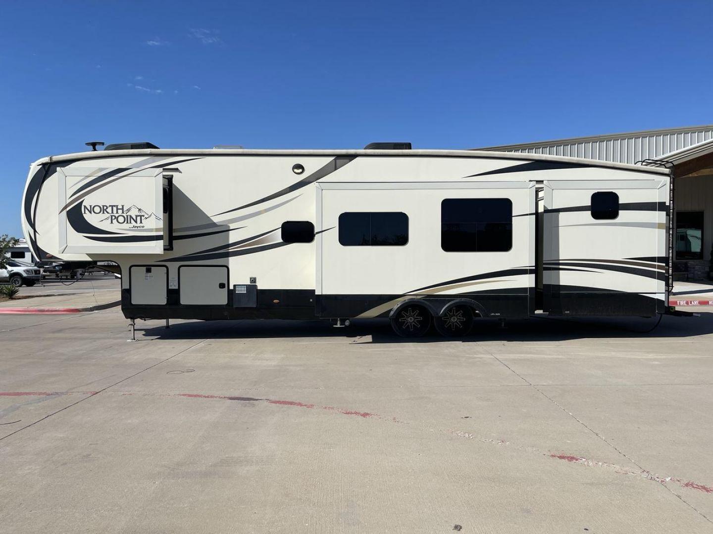 2017 TAN JAYCO NORTH POINT 375BHFS (1UJCJ0BV2H1) , Length: 43.25 ft.| Dry Weight: 13,740 lbs. | Gross Weight: 16,500 lbs. | Slides: 5 transmission, located at 4319 N Main Street, Cleburne, TX, 76033, (817) 221-0660, 32.435829, -97.384178 - Five slides, one-and-a-half baths, a bunkhouse, and an outdoor kitchen are just some of the highlights of this North Point fifth wheel model 375BHFS by Jayco. This fifth wheel measures 43.25 ft in length, 8 ft in width, 13.33 ft in height, and 6.83 ft in interior height. It has a dry weight of 1 - Photo#23