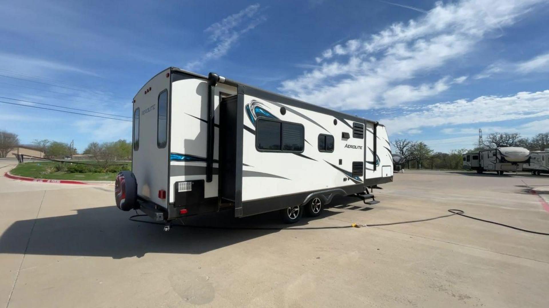 2017 KEYSTONE AEROLITE 2820RESL (4YDT2822XHJ) , located at 4319 N Main Street, Cleburne, TX, 76033, (817) 221-0660, 32.435829, -97.384178 - Photo#1