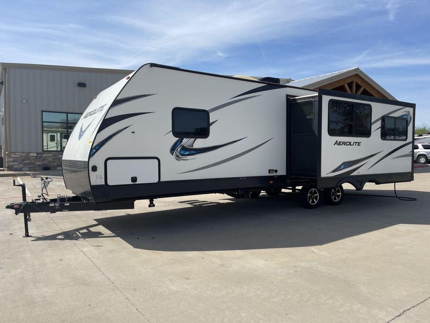 2017 KEYSTONE AEROLITE 2820RESL (4YDT2822XHJ) , located at 4319 N Main Street, Cleburne, TX, 76033, (817) 221-0660, 32.435829, -97.384178 - Photo#24