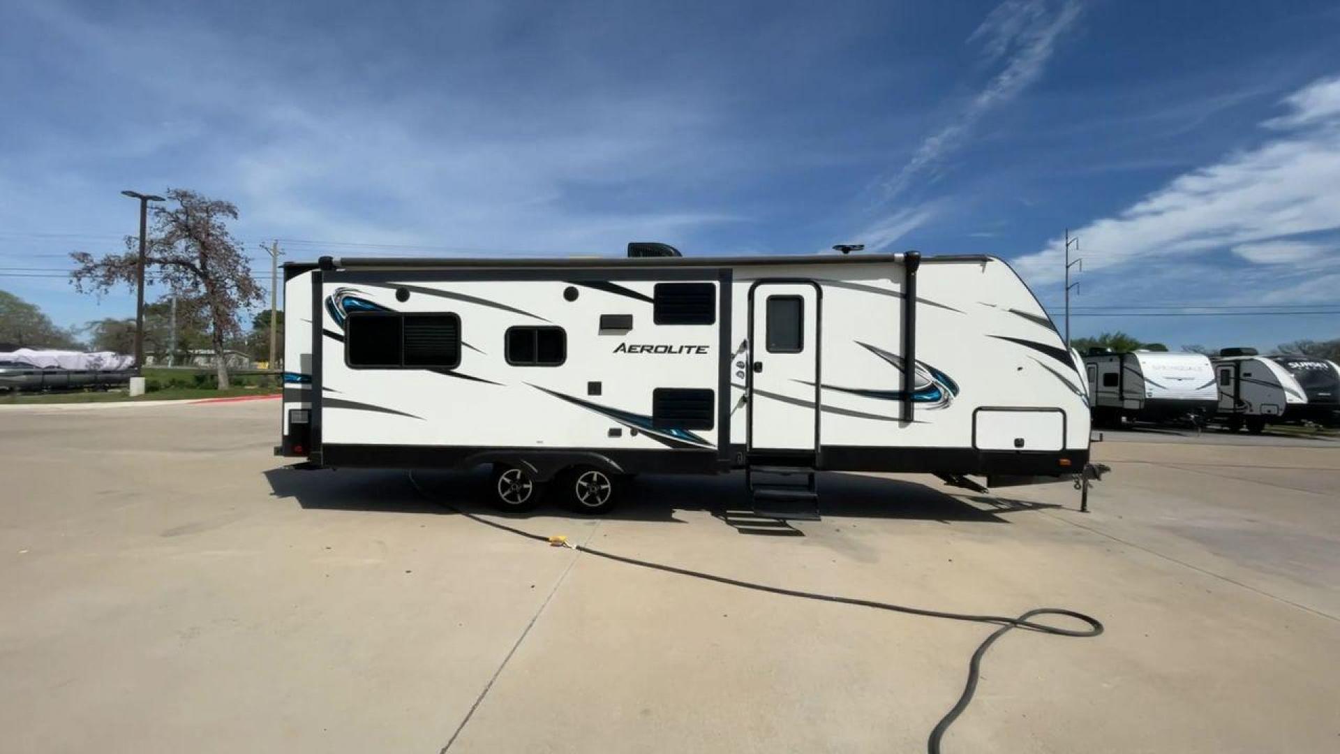 2017 KEYSTONE AEROLITE 2820RESL (4YDT2822XHJ) , located at 4319 N Main Street, Cleburne, TX, 76033, (817) 221-0660, 32.435829, -97.384178 - Photo#2