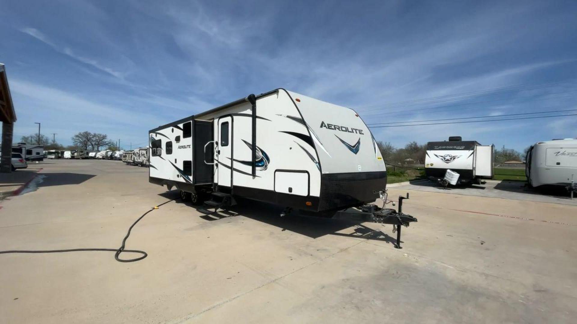 2017 KEYSTONE AEROLITE 2820RESL (4YDT2822XHJ) , located at 4319 N Main Street, Cleburne, TX, 76033, (817) 221-0660, 32.435829, -97.384178 - Photo#3