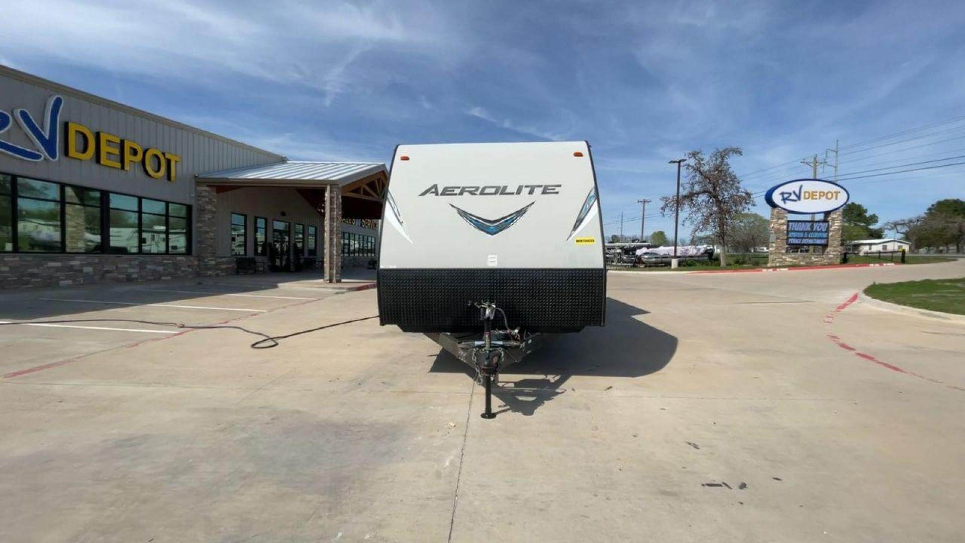 2017 KEYSTONE AEROLITE 2820RESL (4YDT2822XHJ) , located at 4319 N Main Street, Cleburne, TX, 76033, (817) 221-0660, 32.435829, -97.384178 - Photo#4