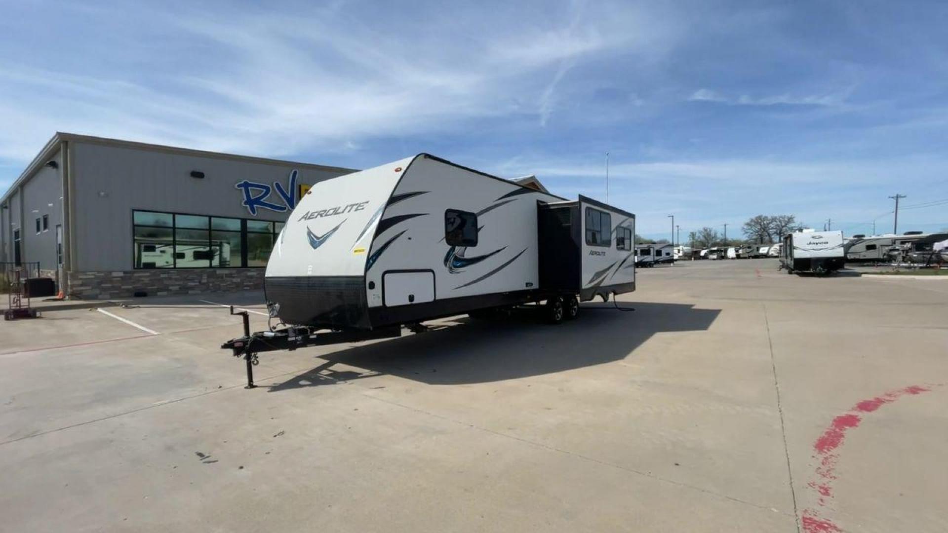 2017 KEYSTONE AEROLITE 2820RESL (4YDT2822XHJ) , located at 4319 N Main Street, Cleburne, TX, 76033, (817) 221-0660, 32.435829, -97.384178 - Photo#5