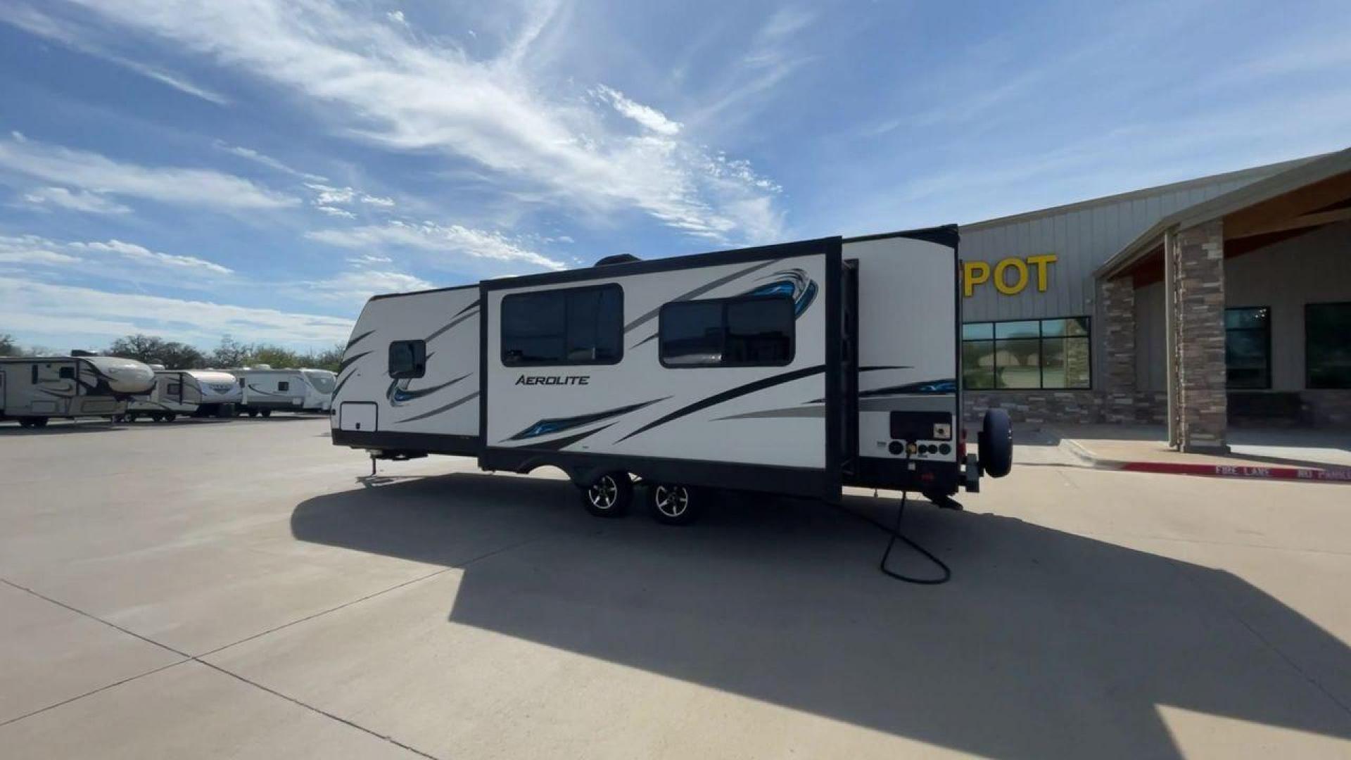 2017 KEYSTONE AEROLITE 2820RESL (4YDT2822XHJ) , located at 4319 N Main Street, Cleburne, TX, 76033, (817) 221-0660, 32.435829, -97.384178 - Photo#7