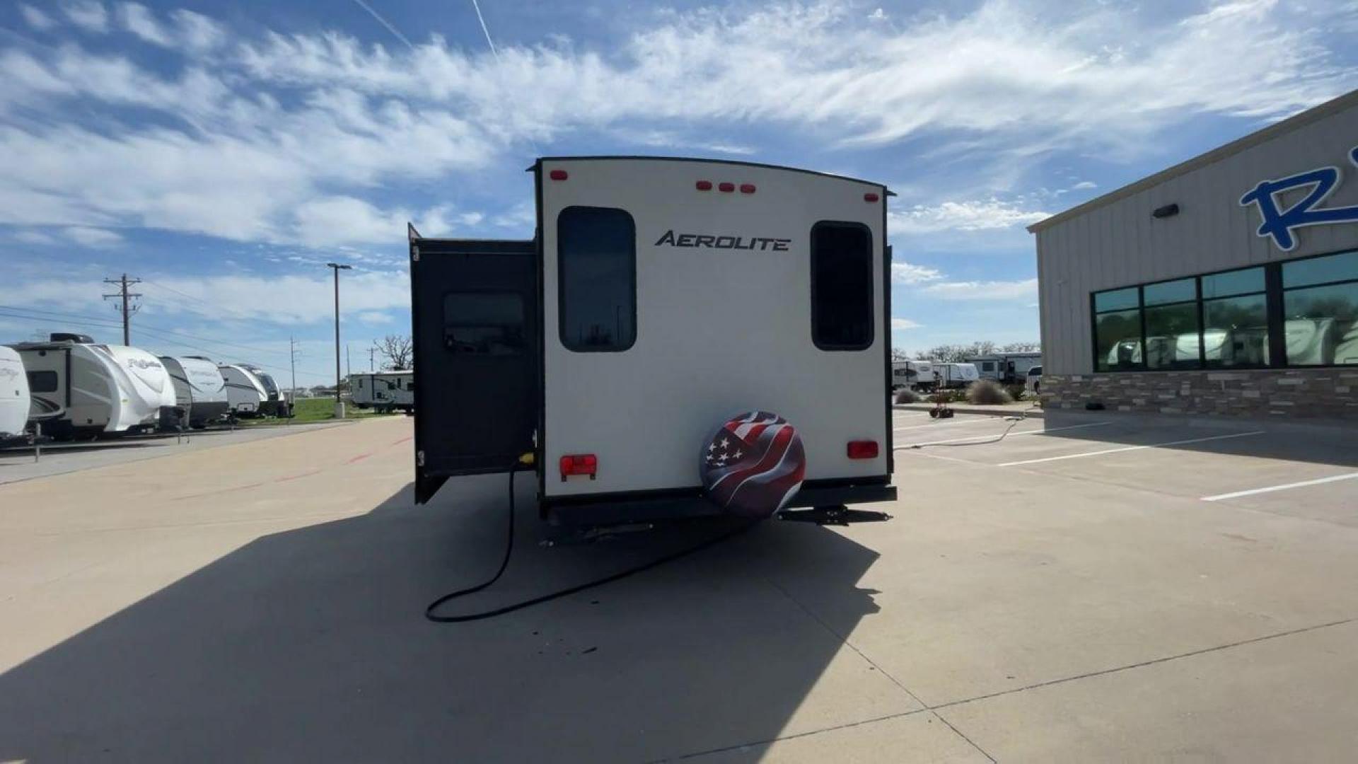 2017 KEYSTONE AEROLITE 2820RESL (4YDT2822XHJ) , located at 4319 N Main Street, Cleburne, TX, 76033, (817) 221-0660, 32.435829, -97.384178 - Photo#8