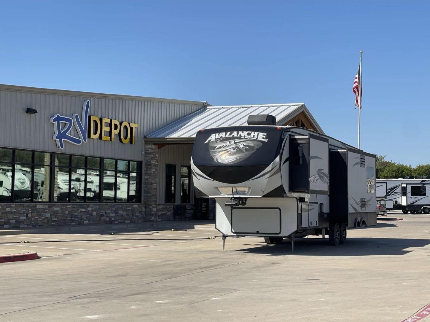 2017 GRAY KEYSTONE AVALANCHE 300RE (4YDF30028HE) , Length: 34.5 ft. | Dry Weight: 11,489 lbs. | Gross Weight: 15,000 lbs. | Slides: 3 transmission, located at 4319 N Main Street, Cleburne, TX, 76033, (817) 221-0660, 32.435829, -97.384178 - The 2017 Keystone Avalanche 300RE is a dual-axle aluminum wheel setup measuring 34.5 ft. in length. It has a dry weight of 11,489 lbs. and a GVWR of 15,000 lbs. Its exterior is a base color of silver with black, gray, and white graphics. It is made of aluminum and fiberglass. With 3 slides, it is ro - Photo#0