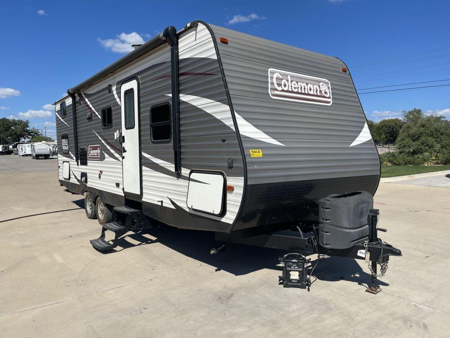 2017 WHITE KEYSTONE COLEMAN 262BH (4YDT26227JH) , Length: 30.58 ft. | Dry Weight: 5,789 lbs. | Slides: 1 transmission, located at 4319 N Main Street, Cleburne, TX, 76033, (817) 221-0660, 32.435829, -97.384178 - The 2017 Keystone Coleman 262BH is a single-slide travel trailer measuring in at 30.58 ft. It has a dry weight of 5,789 lbs. and it comes equipped with a power-retractable awning. Immediately to the left of the entrance is the kitchen. It has a stainless steel faucet, microwave, oven, and refrigerat - Photo#23