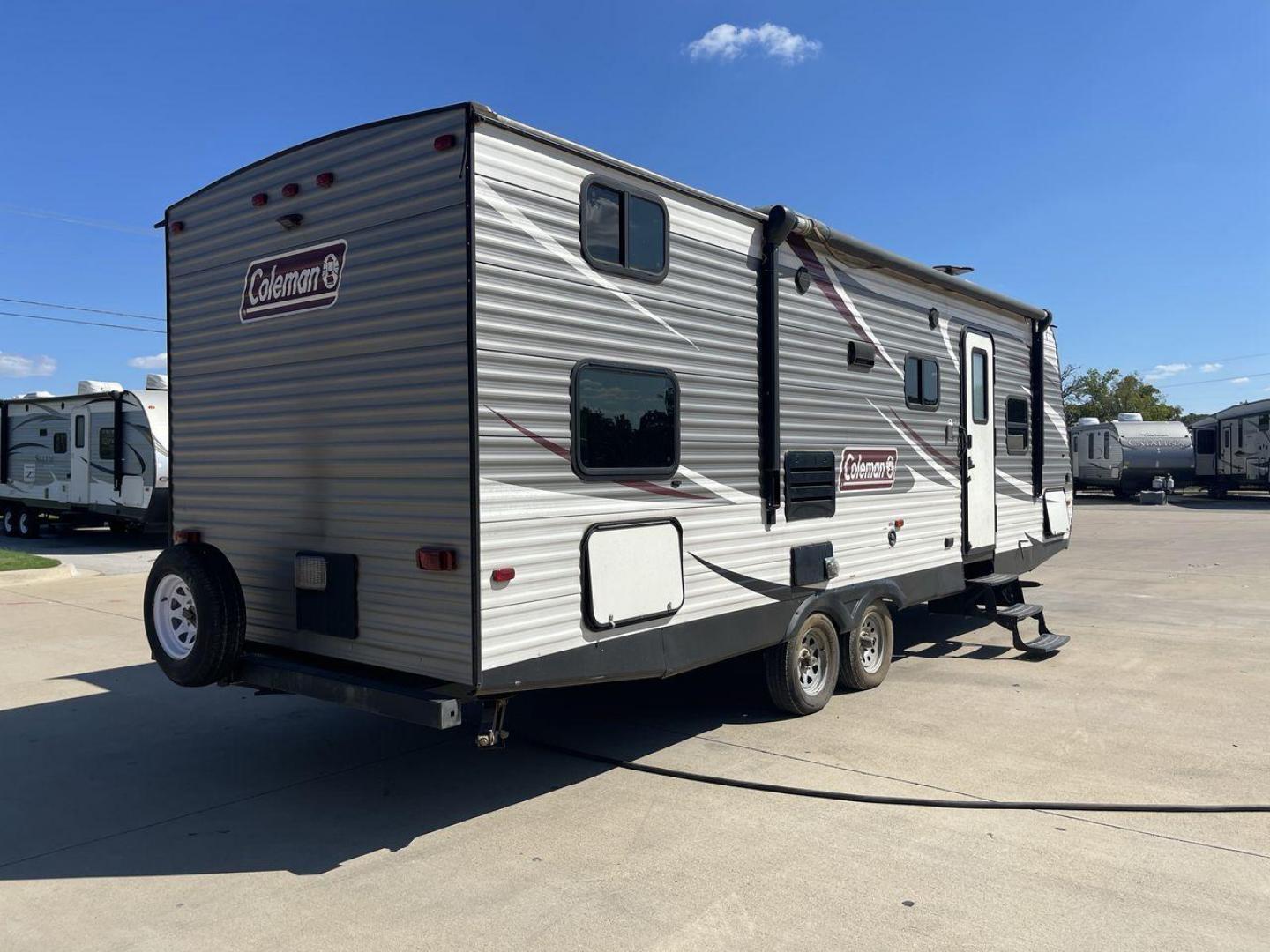 2017 WHITE KEYSTONE COLEMAN 262BH (4YDT26227JH) , Length: 30.58 ft. | Dry Weight: 5,789 lbs. | Slides: 1 transmission, located at 4319 N Main Street, Cleburne, TX, 76033, (817) 221-0660, 32.435829, -97.384178 - The 2017 Keystone Coleman 262BH is a single-slide travel trailer measuring in at 30.58 ft. It has a dry weight of 5,789 lbs. and it comes equipped with a power-retractable awning. Immediately to the left of the entrance is the kitchen. It has a stainless steel faucet, microwave, oven, and refrigerat - Photo#25