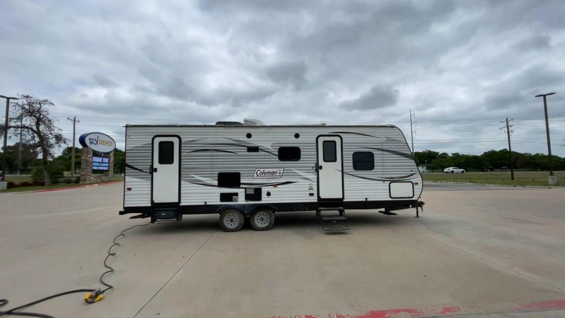 2017 WHITE KEYSTONE COLEMAN 263BH (4YDT26322HH) , Length: 30.58 ft. | Dry Weight: 5,820 lbs. | Slides: 1 transmission, located at 4319 N Main Street, Cleburne, TX, 76033, (817) 221-0660, 32.435829, -97.384178 - The 2017 Keystone Coleman 263BH is a compact yet spacious travel trailer designed to bring comfort and convenience to your road adventures. This RV stretches 30.58 feet in length and boasts a manageable dry weight of 5,820 pounds, making it an excellent choice for families looking to explore the gre - Photo#2