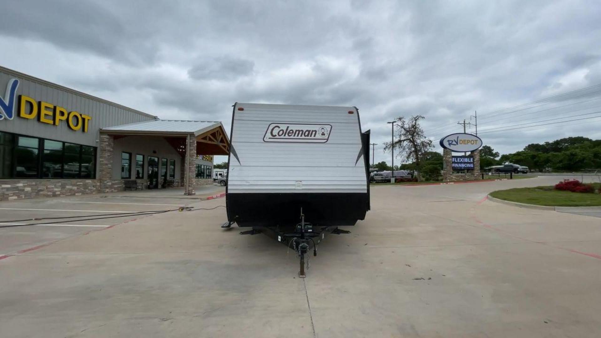 2017 WHITE KEYSTONE COLEMAN 263BH (4YDT26322HH) , Length: 30.58 ft. | Dry Weight: 5,820 lbs. | Slides: 1 transmission, located at 4319 N Main Street, Cleburne, TX, 76033, (817) 221-0660, 32.435829, -97.384178 - The 2017 Keystone Coleman 263BH is a compact yet spacious travel trailer designed to bring comfort and convenience to your road adventures. This RV stretches 30.58 feet in length and boasts a manageable dry weight of 5,820 pounds, making it an excellent choice for families looking to explore the gre - Photo#4