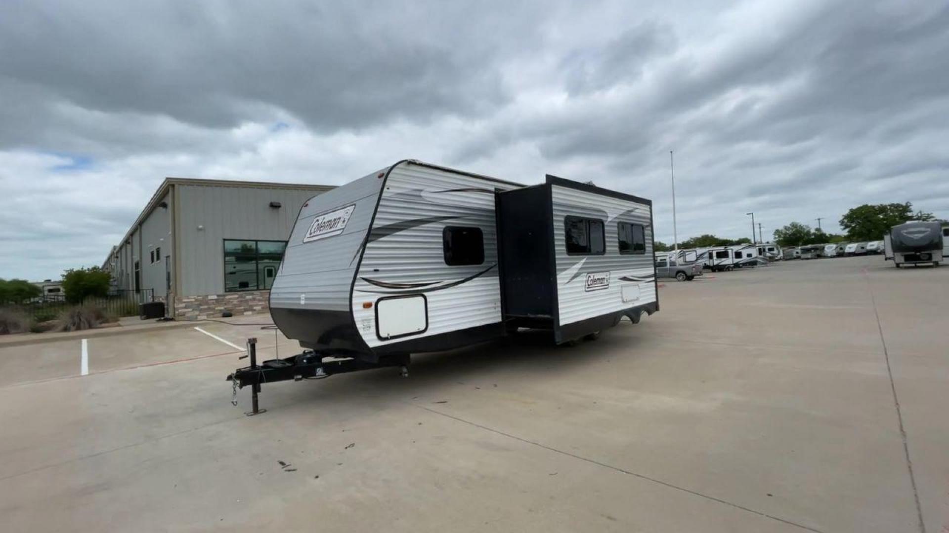 2017 WHITE KEYSTONE COLEMAN 263BH (4YDT26322HH) , Length: 30.58 ft. | Dry Weight: 5,820 lbs. | Slides: 1 transmission, located at 4319 N Main Street, Cleburne, TX, 76033, (817) 221-0660, 32.435829, -97.384178 - The 2017 Keystone Coleman 263BH is a compact yet spacious travel trailer designed to bring comfort and convenience to your road adventures. This RV stretches 30.58 feet in length and boasts a manageable dry weight of 5,820 pounds, making it an excellent choice for families looking to explore the gre - Photo#5