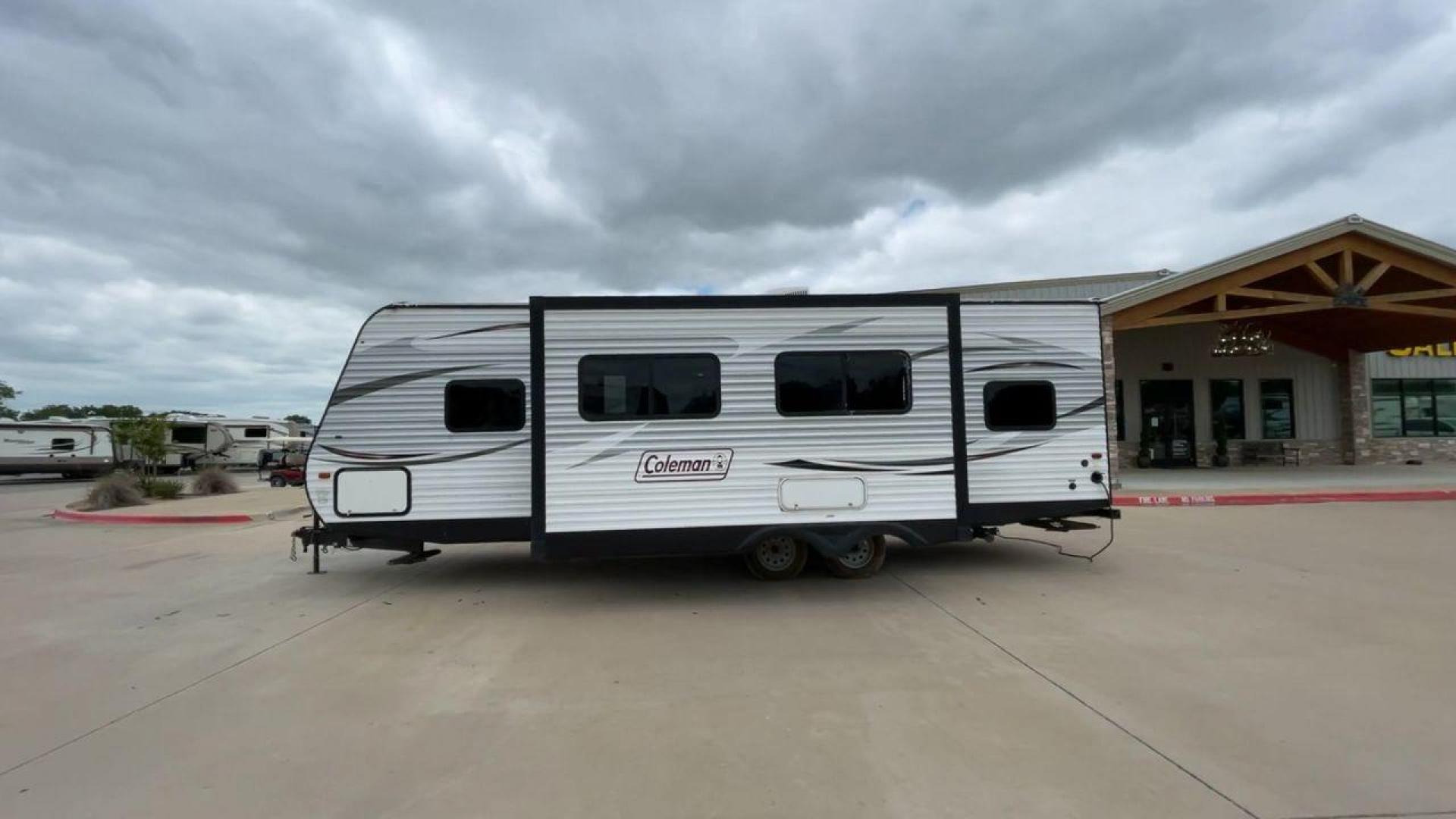 2017 WHITE KEYSTONE COLEMAN 263BH (4YDT26322HH) , Length: 30.58 ft. | Dry Weight: 5,820 lbs. | Slides: 1 transmission, located at 4319 N Main Street, Cleburne, TX, 76033, (817) 221-0660, 32.435829, -97.384178 - The 2017 Keystone Coleman 263BH is a compact yet spacious travel trailer designed to bring comfort and convenience to your road adventures. This RV stretches 30.58 feet in length and boasts a manageable dry weight of 5,820 pounds, making it an excellent choice for families looking to explore the gre - Photo#6