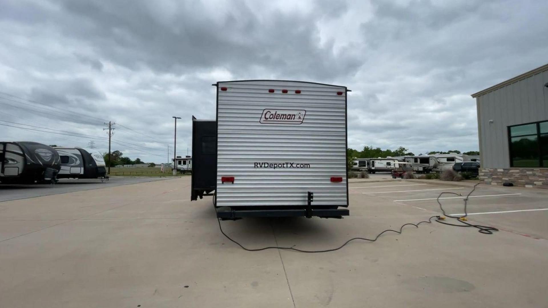 2017 WHITE KEYSTONE COLEMAN 263BH (4YDT26322HH) , Length: 30.58 ft. | Dry Weight: 5,820 lbs. | Slides: 1 transmission, located at 4319 N Main Street, Cleburne, TX, 76033, (817) 221-0660, 32.435829, -97.384178 - The 2017 Keystone Coleman 263BH is a compact yet spacious travel trailer designed to bring comfort and convenience to your road adventures. This RV stretches 30.58 feet in length and boasts a manageable dry weight of 5,820 pounds, making it an excellent choice for families looking to explore the gre - Photo#8