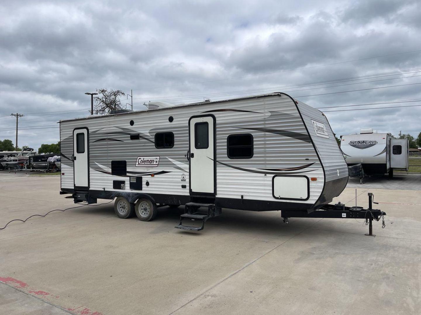 2017 WHITE KEYSTONE COLEMAN 263BH (4YDT26322HH) , Length: 30.58 ft. | Dry Weight: 5,820 lbs. | Slides: 1 transmission, located at 4319 N Main Street, Cleburne, TX, 76033, (817) 221-0660, 32.435829, -97.384178 - The 2017 Keystone Coleman 263BH is a compact yet spacious travel trailer designed to bring comfort and convenience to your road adventures. This RV stretches 30.58 feet in length and boasts a manageable dry weight of 5,820 pounds, making it an excellent choice for families looking to explore the gre - Photo#23