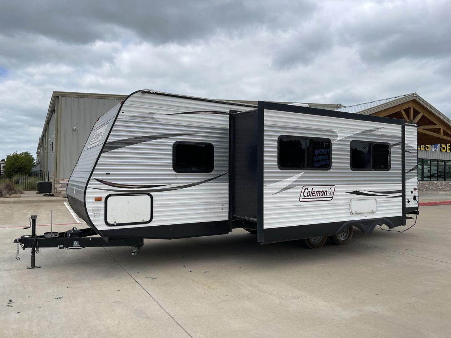 2017 WHITE KEYSTONE COLEMAN 263BH (4YDT26322HH) , Length: 30.58 ft. | Dry Weight: 5,820 lbs. | Slides: 1 transmission, located at 4319 N Main Street, Cleburne, TX, 76033, (817) 221-0660, 32.435829, -97.384178 - The 2017 Keystone Coleman 263BH is a compact yet spacious travel trailer designed to bring comfort and convenience to your road adventures. This RV stretches 30.58 feet in length and boasts a manageable dry weight of 5,820 pounds, making it an excellent choice for families looking to explore the gre - Photo#24