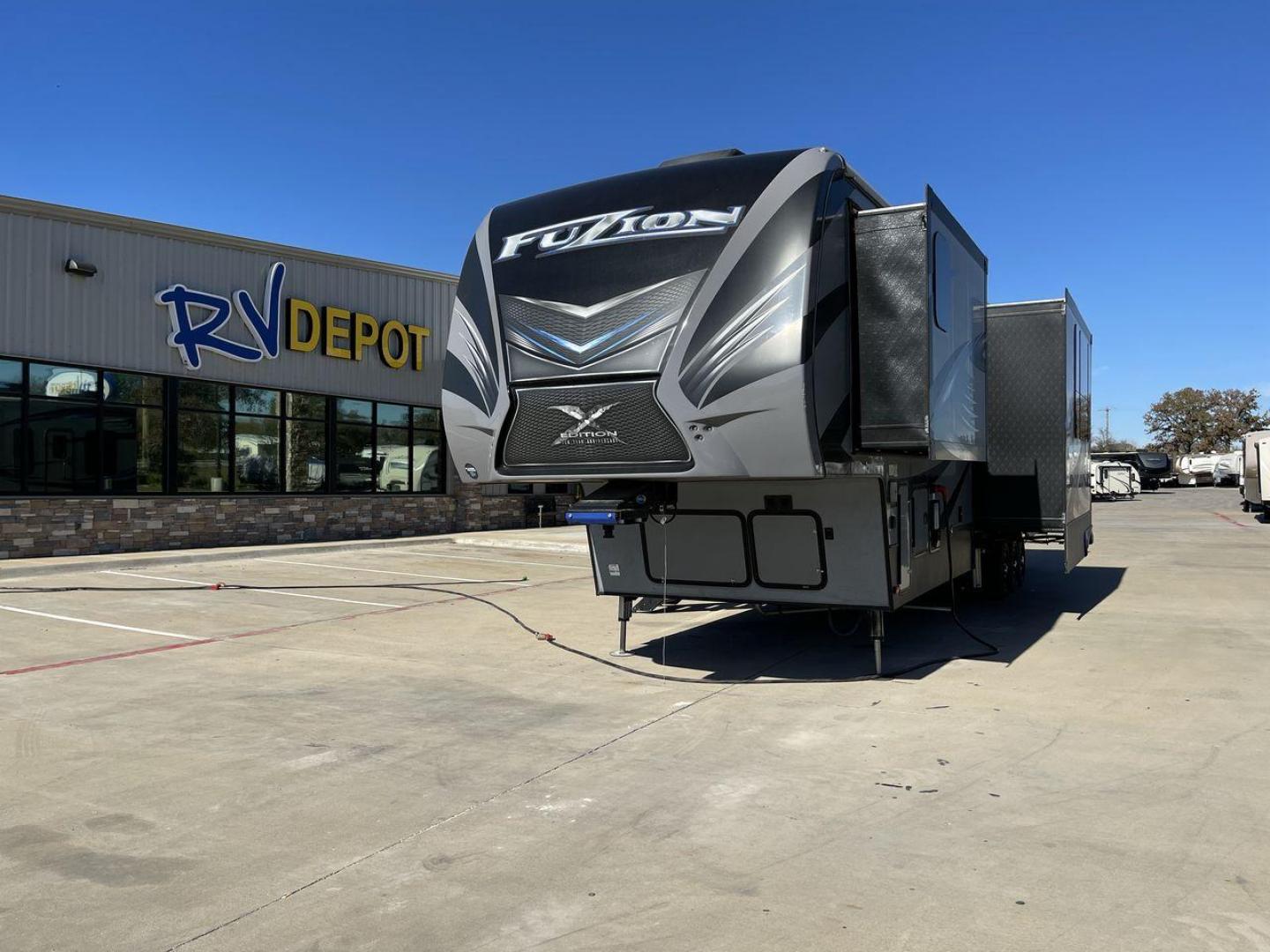 2017 KEYSTONE FUZION 420 (4YDF42037HF) , Length: 43 ft. | Dry Weight: 15,095 lbs. | Gross Weight: 19,000 lbs. | Slides: 3 transmission, located at 4319 N Main Street, Cleburne, TX, 76033, (817) 221-0660, 32.435829, -97.384178 - Are you an adventure enthusiast looking for the perfect toy hauler to enhance your outdoor experiences? Look no further than this incredible 2017 Keystone Fuzion 420, available for sale at RV Depot in Cleburne, TX. With its impressive features and exceptional performance, this toy hauler is ready to - Photo#0