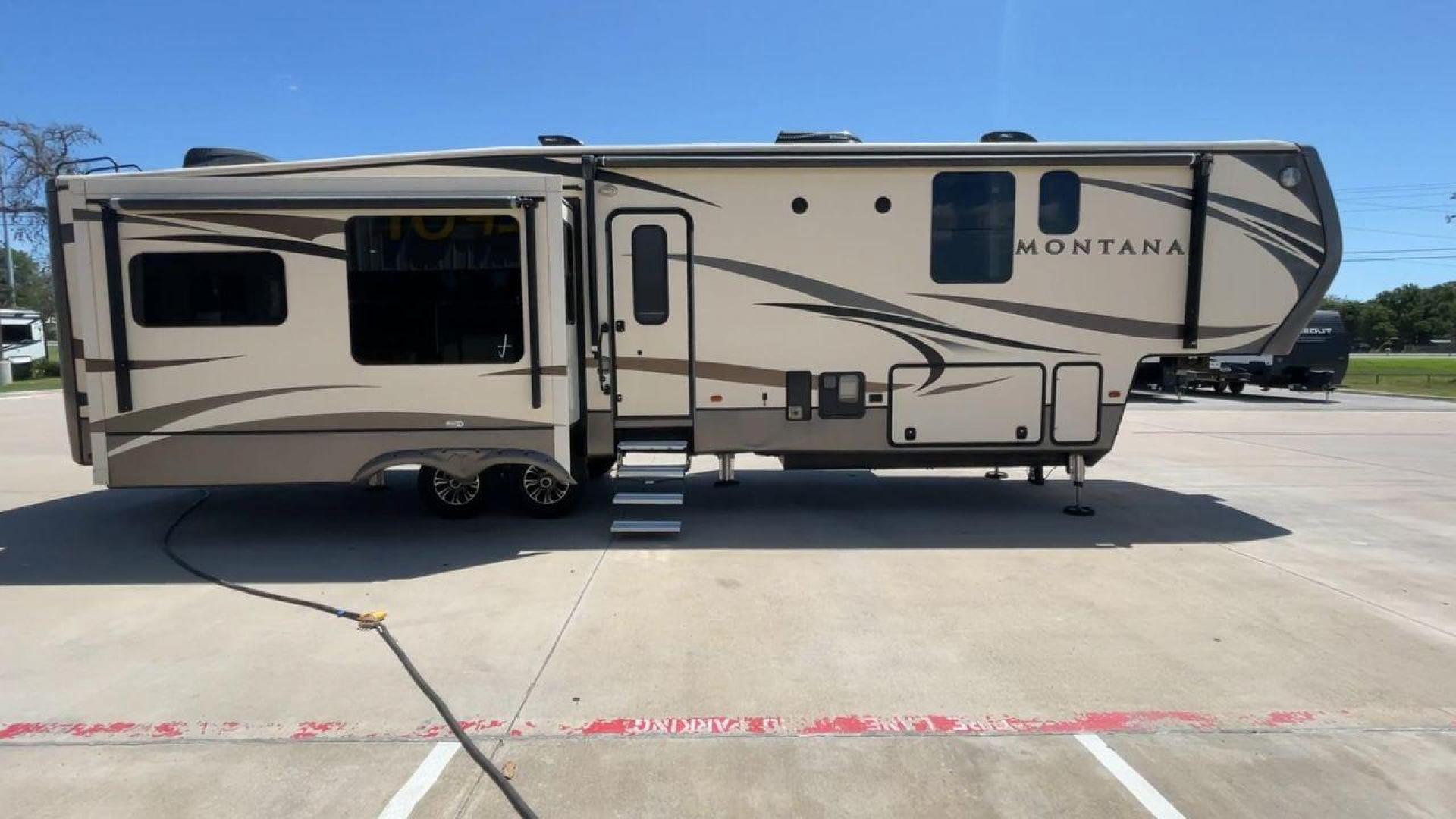 2017 KEYSTONE MONTANA 3911FB (4YDF39125H4) , Length: 40.42 ft. | Dry Weight: 12,730 lbs. | Gross Weight: 16,000 lbs. | Slides: 3 transmission, located at 4319 N Main Street, Cleburne, TX, 76033, (817) 221-0660, 32.435829, -97.384178 - Photo#2