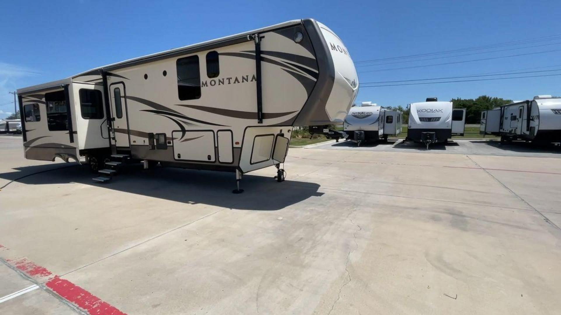 2017 KEYSTONE MONTANA 3911FB (4YDF39125H4) , Length: 40.42 ft. | Dry Weight: 12,730 lbs. | Gross Weight: 16,000 lbs. | Slides: 3 transmission, located at 4319 N Main Street, Cleburne, TX, 76033, (817) 221-0660, 32.435829, -97.384178 - Photo#3