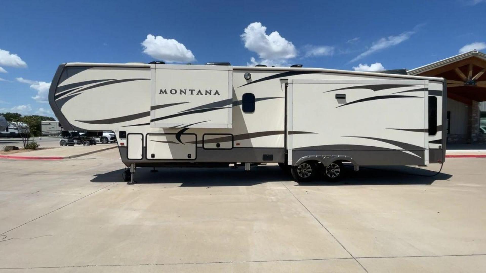 2017 KEYSTONE MONTANA 3911FB (4YDF39125H4) , Length: 40.42 ft. | Dry Weight: 12,730 lbs. | Gross Weight: 16,000 lbs. | Slides: 3 transmission, located at 4319 N Main Street, Cleburne, TX, 76033, (817) 221-0660, 32.435829, -97.384178 - Photo#6