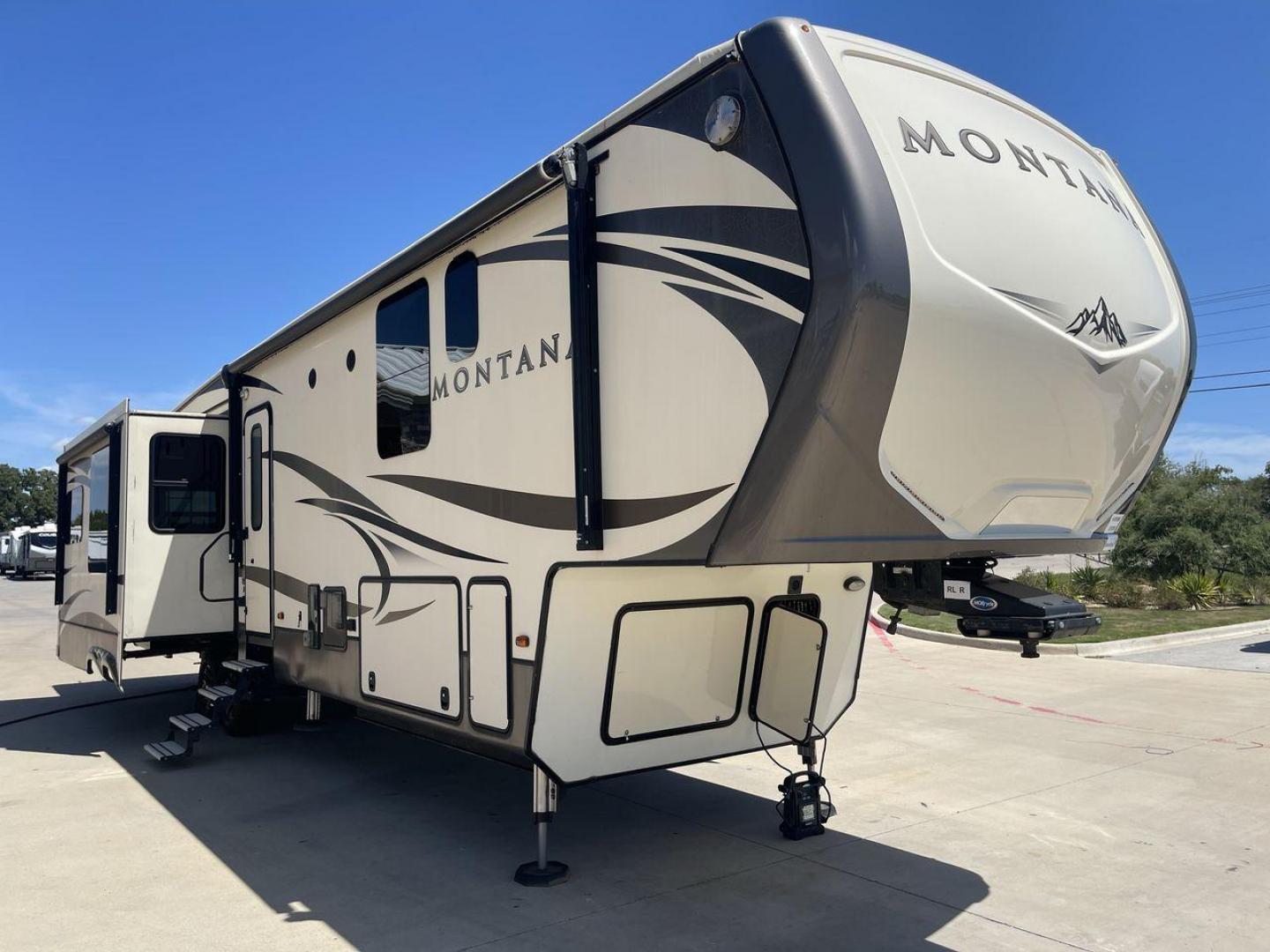 2017 KEYSTONE MONTANA 3911FB (4YDF39125H4) , Length: 40.42 ft. | Dry Weight: 12,730 lbs. | Gross Weight: 16,000 lbs. | Slides: 3 transmission, located at 4319 N Main Street, Cleburne, TX, 76033, (817) 221-0660, 32.435829, -97.384178 - Photo#23