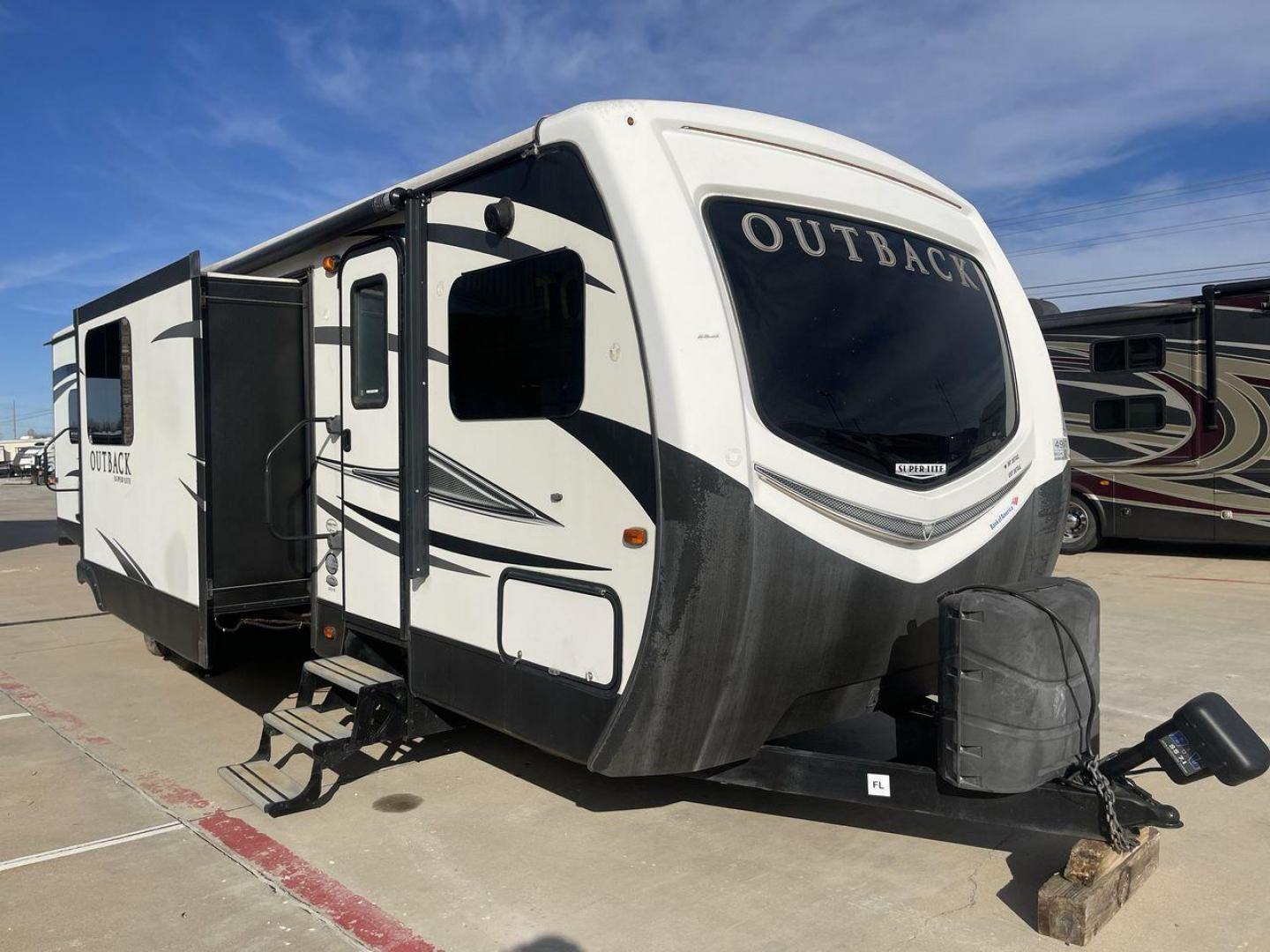 2017 KEYSTONE OUTBACK 332FK (4YDT33229HB) , Length: 37.83 ft. | Dry Weight: 8,475 lbs. | Gross Weight: 10,500 lbs. | Slides: 3 transmission, located at 4319 N Main Street, Cleburne, TX, 76033, (817) 221-0660, 32.435829, -97.384178 - Photo#23