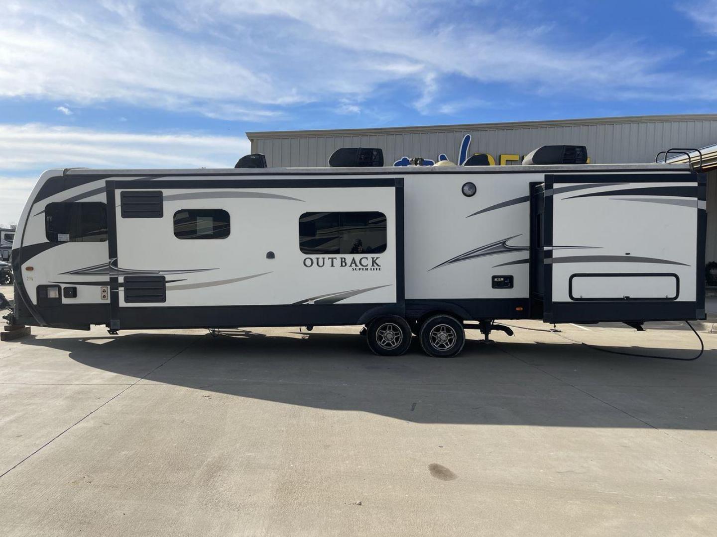 2017 KEYSTONE OUTBACK 332FK (4YDT33229HB) , Length: 37.83 ft. | Dry Weight: 8,475 lbs. | Gross Weight: 10,500 lbs. | Slides: 3 transmission, located at 4319 N Main Street, Cleburne, TX, 76033, (817) 221-0660, 32.435829, -97.384178 - Photo#24