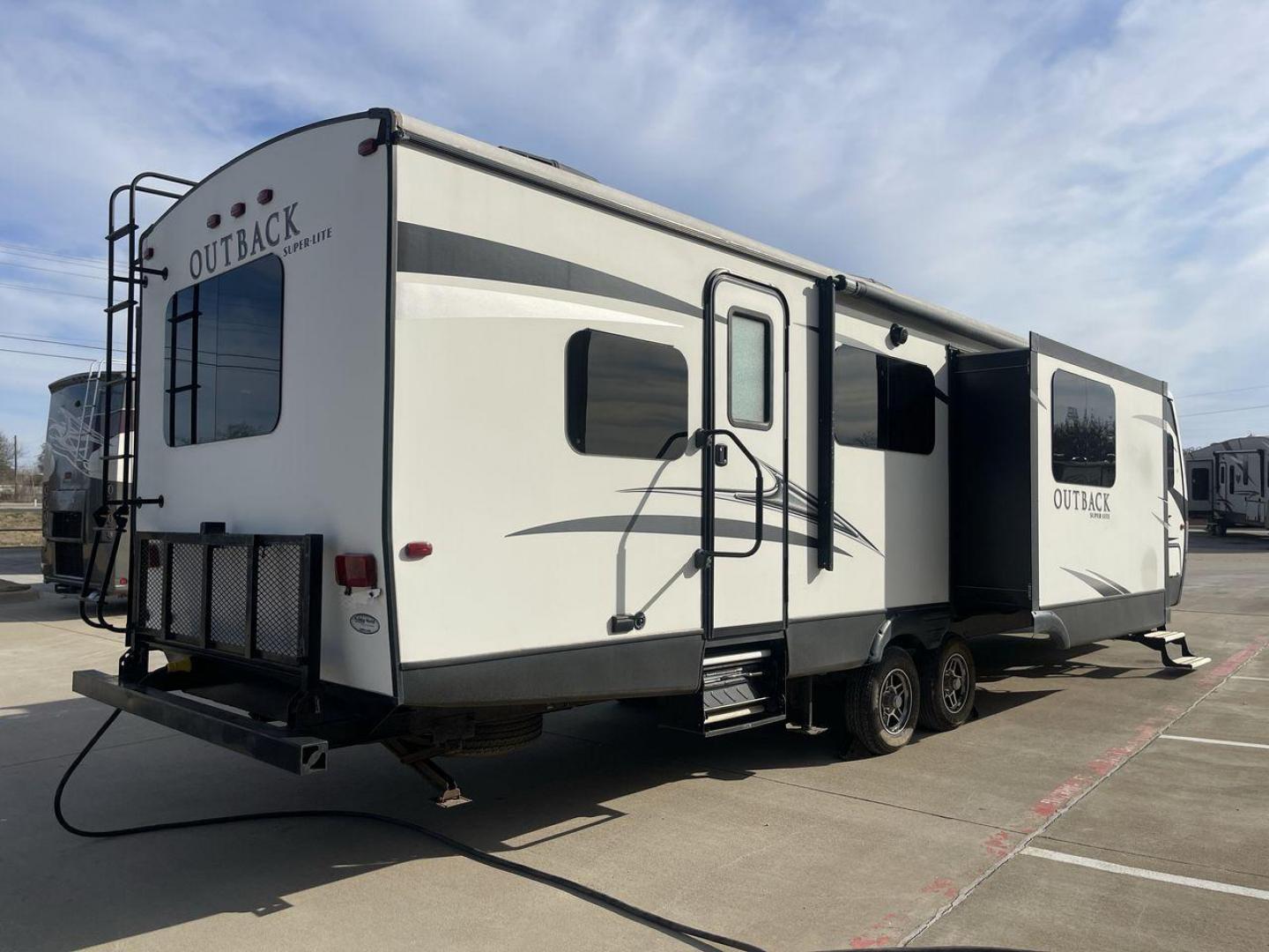 2017 KEYSTONE OUTBACK 332FK (4YDT33229HB) , Length: 37.83 ft. | Dry Weight: 8,475 lbs. | Gross Weight: 10,500 lbs. | Slides: 3 transmission, located at 4319 N Main Street, Cleburne, TX, 76033, (817) 221-0660, 32.435829, -97.384178 - Photo#25