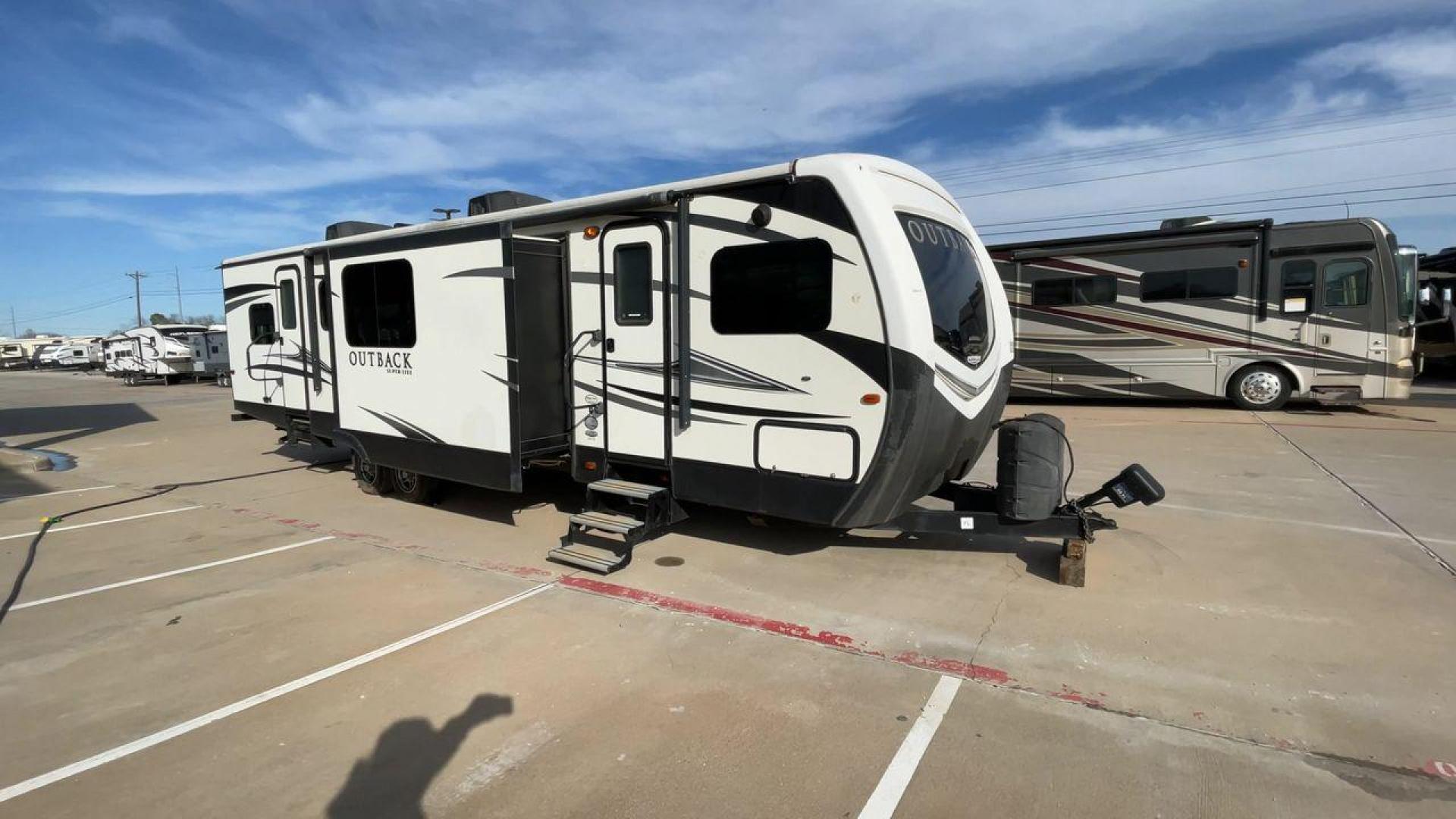 2017 KEYSTONE OUTBACK 332FK (4YDT33229HB) , Length: 37.83 ft. | Dry Weight: 8,475 lbs. | Gross Weight: 10,500 lbs. | Slides: 3 transmission, located at 4319 N Main Street, Cleburne, TX, 76033, (817) 221-0660, 32.435829, -97.384178 - Photo#3