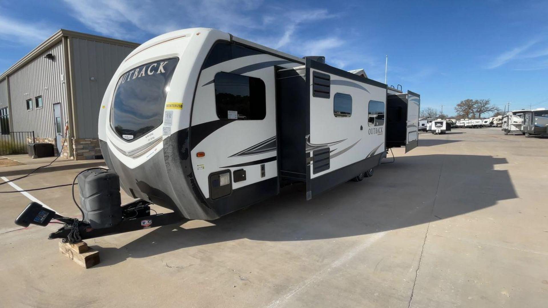 2017 KEYSTONE OUTBACK 332FK (4YDT33229HB) , Length: 37.83 ft. | Dry Weight: 8,475 lbs. | Gross Weight: 10,500 lbs. | Slides: 3 transmission, located at 4319 N Main Street, Cleburne, TX, 76033, (817) 221-0660, 32.435829, -97.384178 - Photo#5