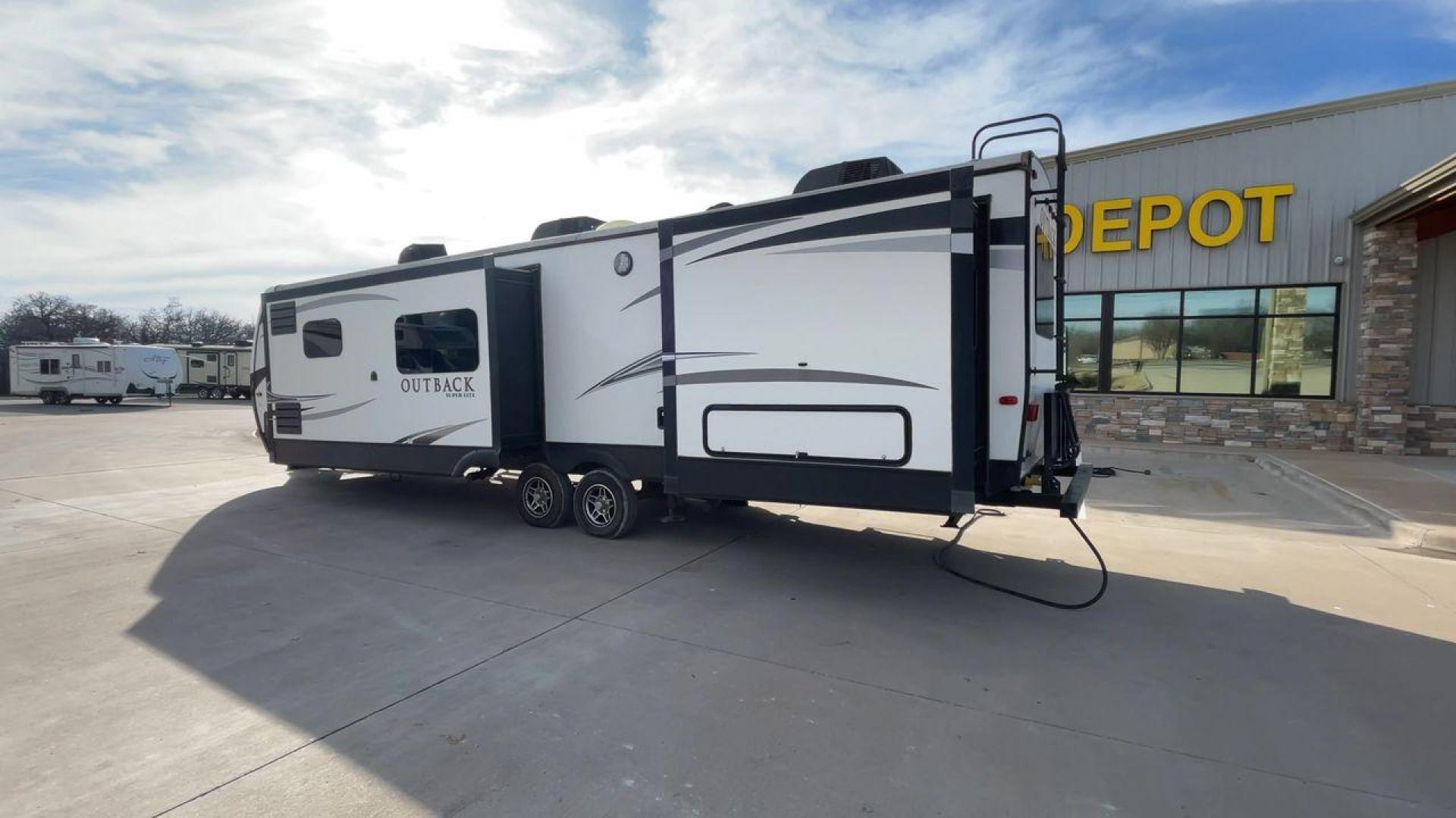 2017 KEYSTONE OUTBACK 332FK (4YDT33229HB) , Length: 37.83 ft. | Dry Weight: 8,475 lbs. | Gross Weight: 10,500 lbs. | Slides: 3 transmission, located at 4319 N Main Street, Cleburne, TX, 76033, (817) 221-0660, 32.435829, -97.384178 - Photo#7