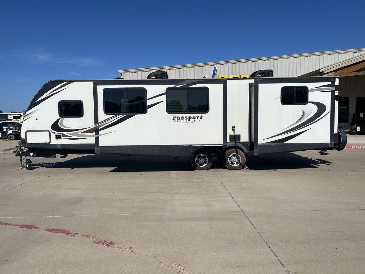 2017 KEYSTONE PASSPORT 3290BH (4YDT32929HT) , Length: 36.67 ft. | Dry Weight: 6,368 lbs. | Gross Weight: 8,000 lbs. | Slides: 3 transmission, located at 4319 N Main Street, Cleburne, TX, 76033, (817) 221-0660, 32.435829, -97.384178 - Photo#24